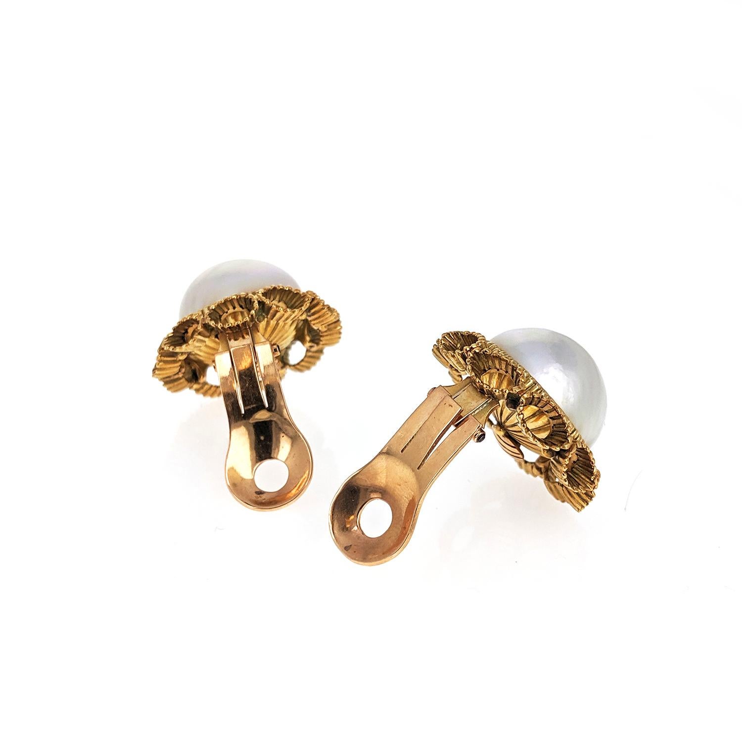 Vintage Mabe Pearl Yellow Gold Clip Earrings In Good Condition For Sale In New York, NY