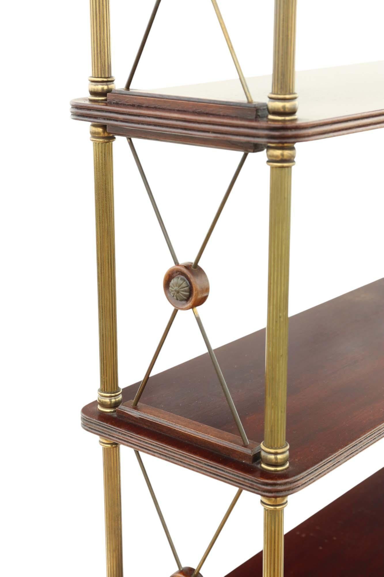 Laiton Grande bibliothèque vintage - Étagères d'exposition de qualité par Maison Jansen en vente