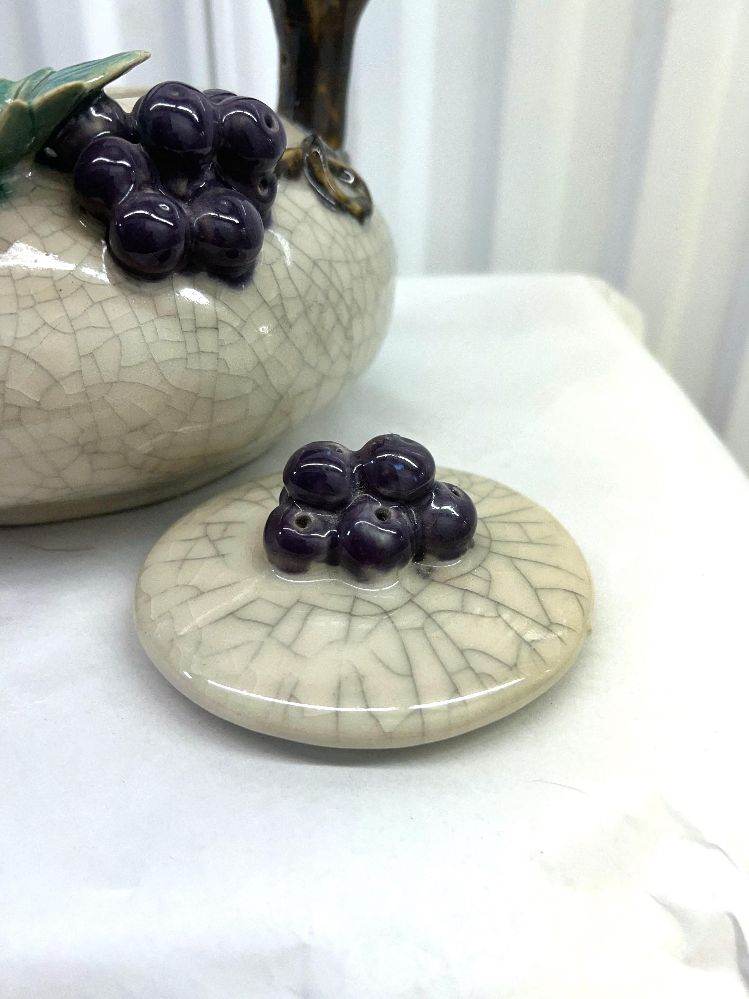 Große Vintage Majolika Keramik Teekanne lila Trauben Trauben im Angebot 3