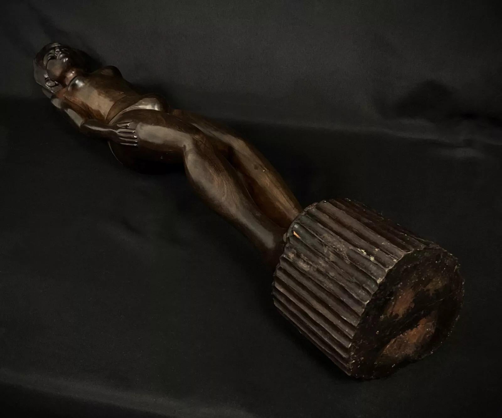 Diese große madagassische Skulptur aus den 1950er-1960er Jahren ist ein wunderschönes, handgeschnitztes Stück aus massivem Palisanderholz (Palissandre). Dieses authentische Kunstwerk zeigt die traditionelle Handwerkskunst Madagaskars in einer