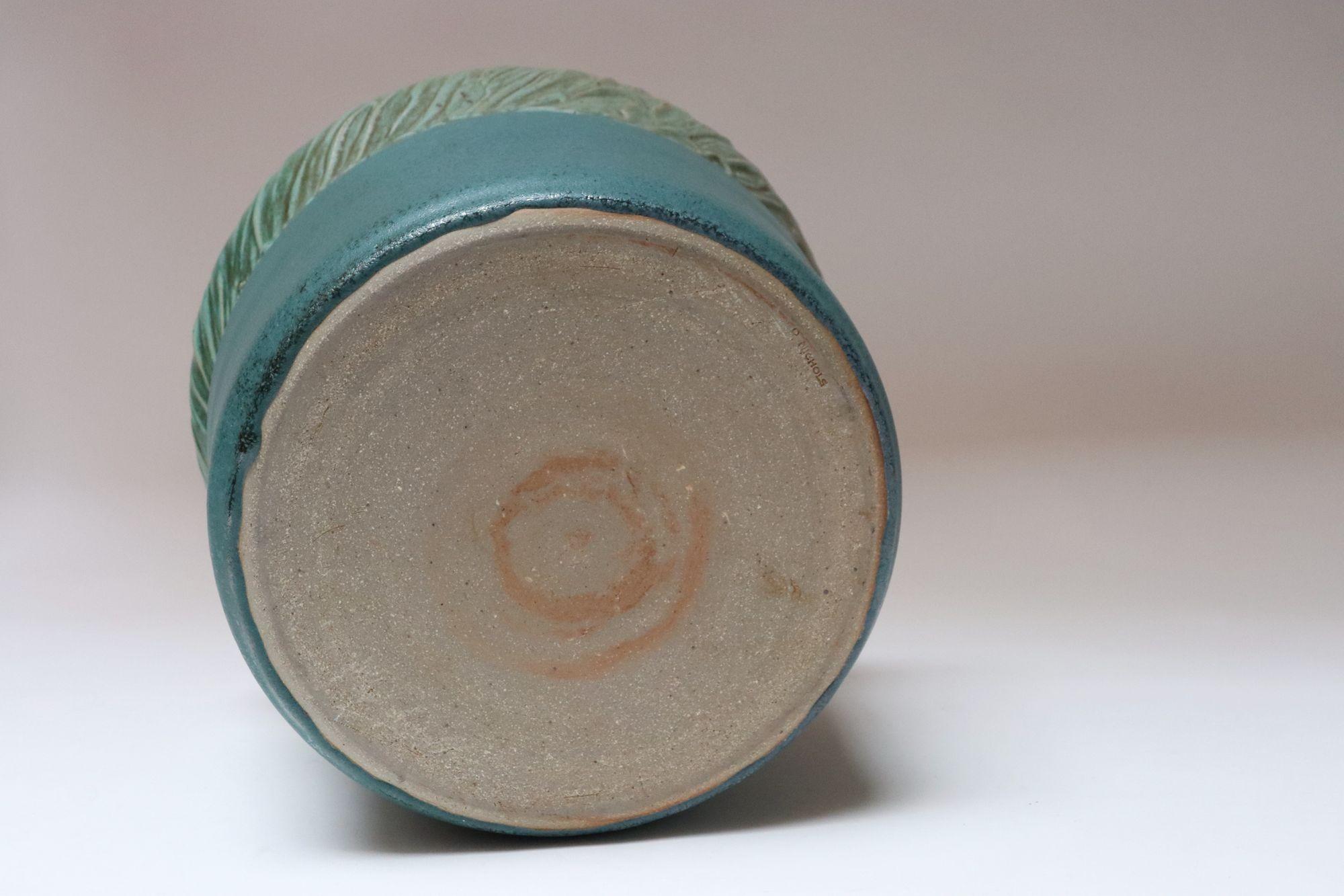 Fin du 20e siècle Grand vase vintage en céramique émaillée matte sarcelle et vert par Deanna Nichols en vente