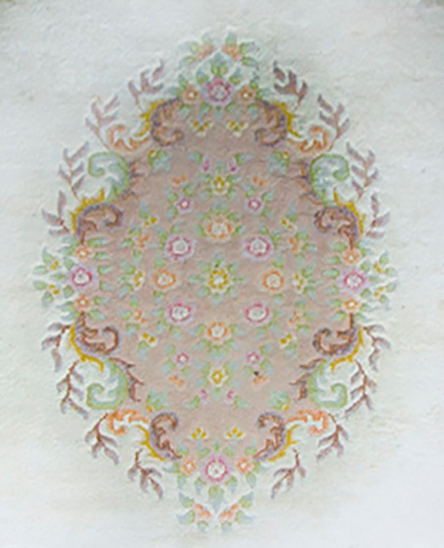 Dieser große sehr elegante Medaillon-Design Vintage rosa Wolle orientalischen Stil Teppich.

Dieser wunderschöne rosafarbene Teppich zeichnet sich durch ein zentrales Medaillon mit abstrakten Mustern, Blattwerk und Blumendekoration aus.

Verleihen