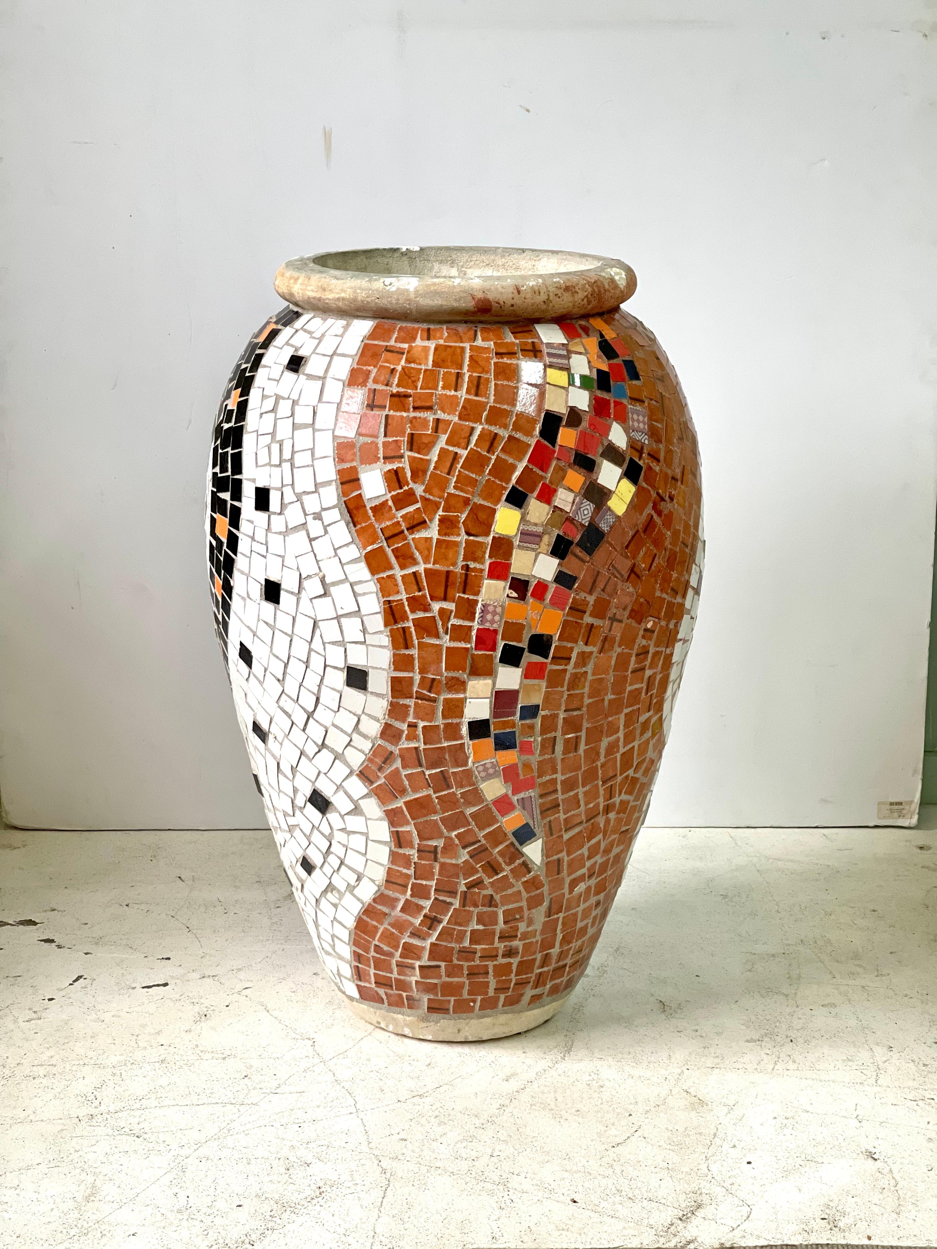 Großer mediterraner Mosaik-Pflanztopf im Vintage-Stil (Griechisch-römisch) im Angebot