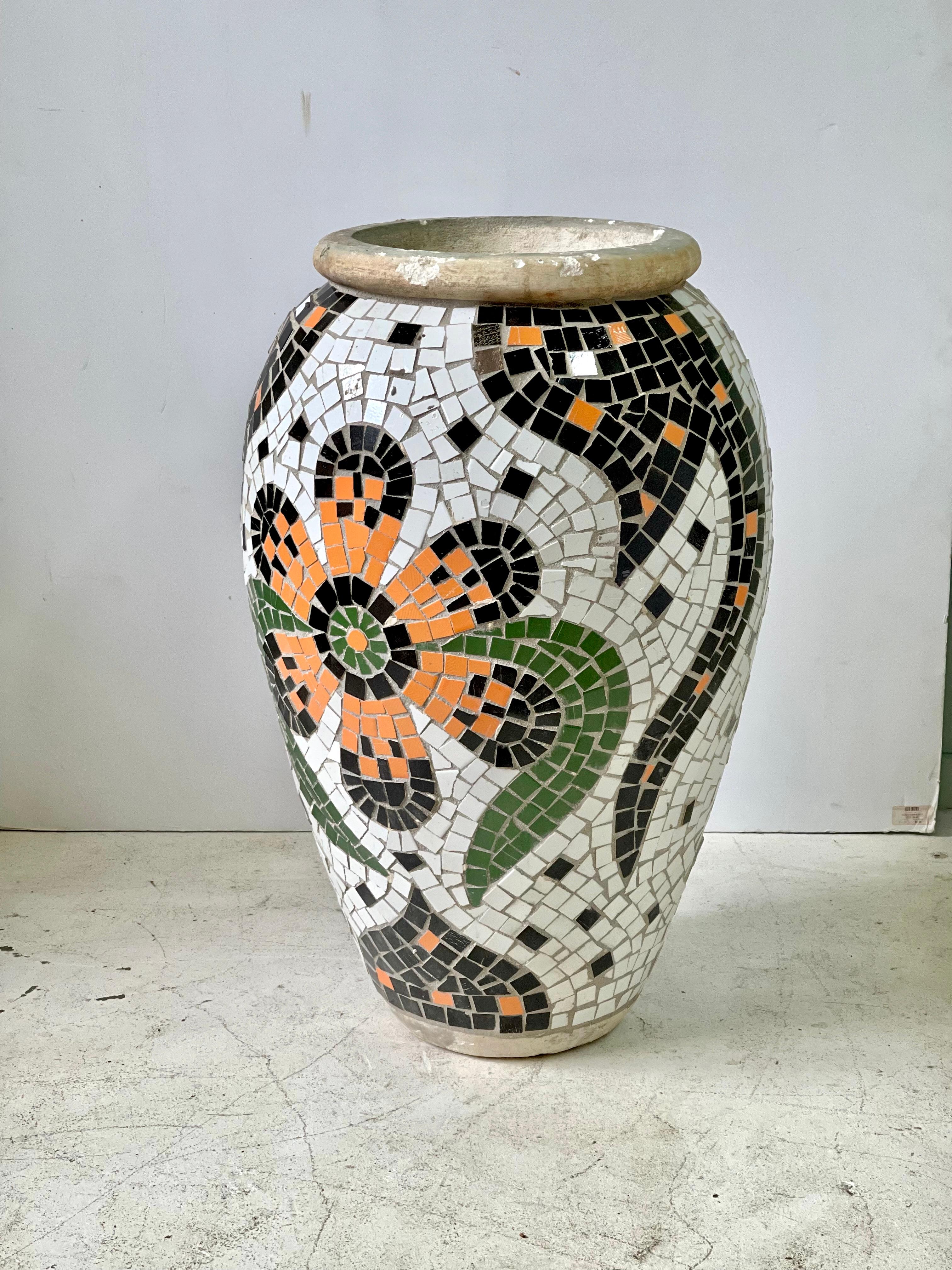 Großer mediterraner Mosaik-Pflanztopf im Vintage-Stil (Europäisch) im Angebot