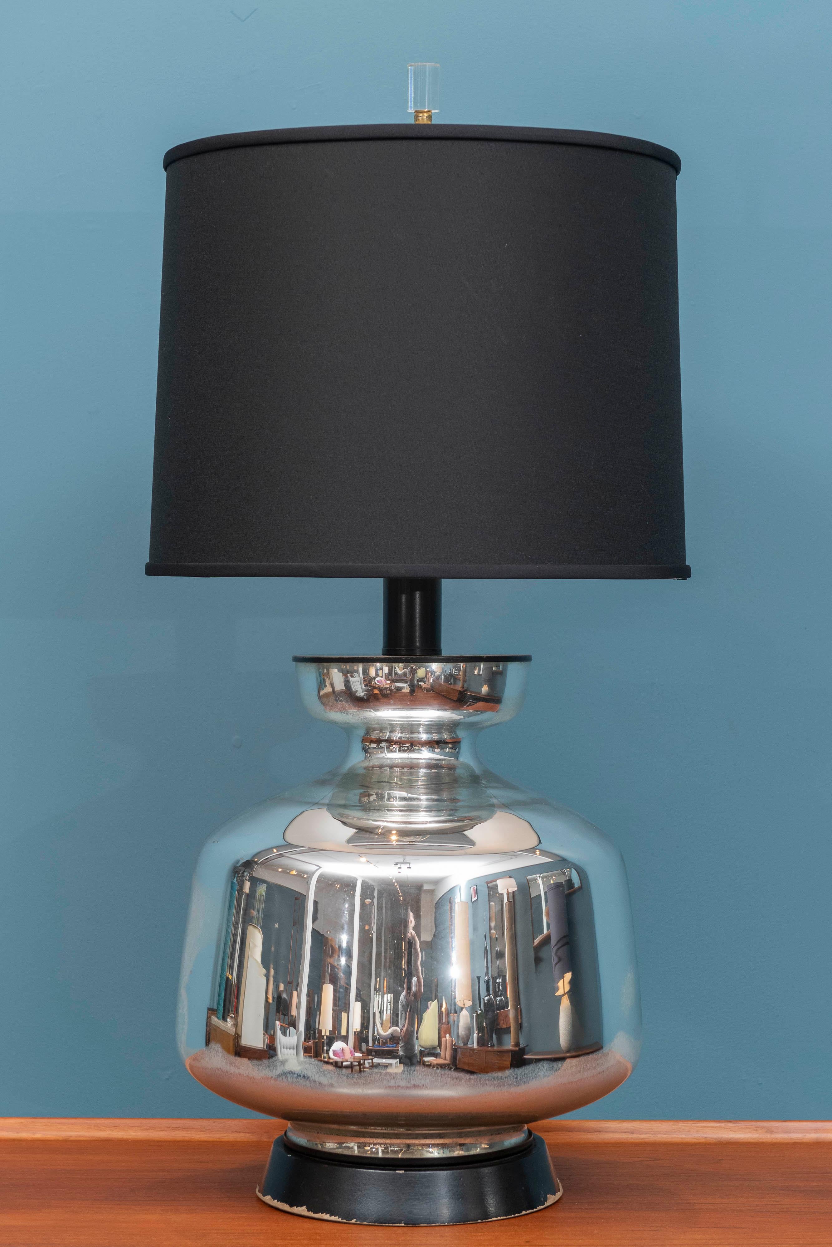 Grande lampada da tavolo in vetro di mercurio vintage. Dimensioni e scala impressionanti, in condizioni originali e funzionante come dovrebbe. La base in legno verniciato nero è usurata dall'età, il paralume non è incluso.