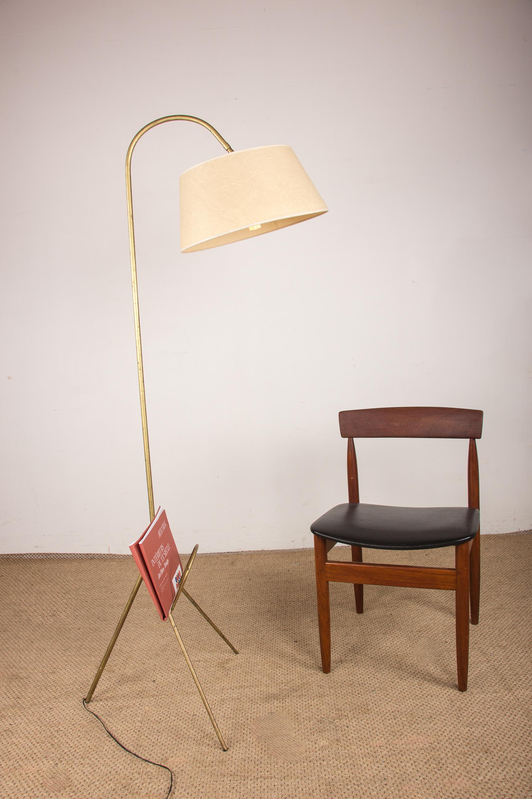 Superb floor lamp from the 1950s/1960s. Extremely clean design, all curves and straight lines. The clever shape of the tripod base provides a simple and functional magazine rack. Speckled metal structure. Very well made.
