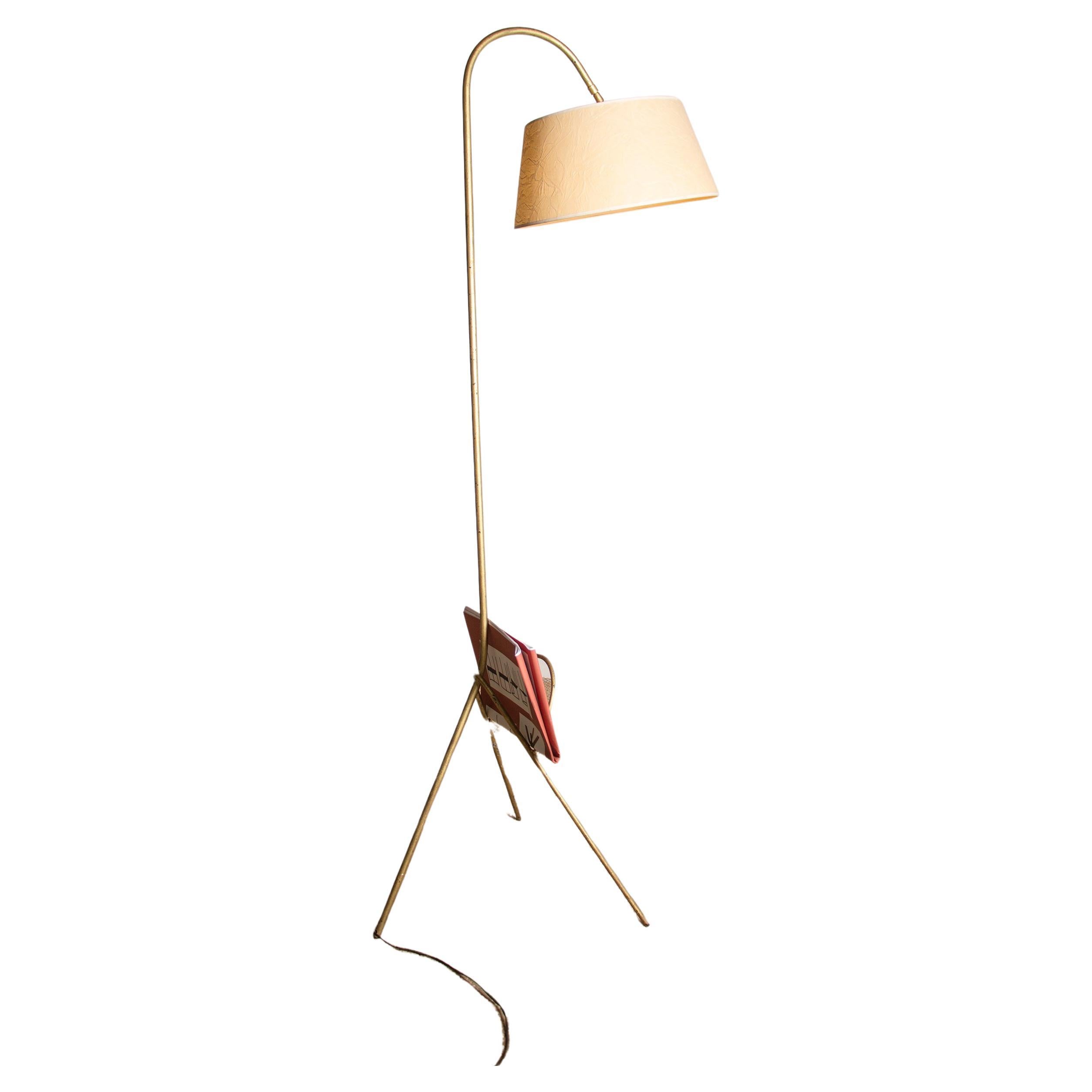 Grand lampadaire tripode vintage avec porte-revues et abat-jour en carton en vente