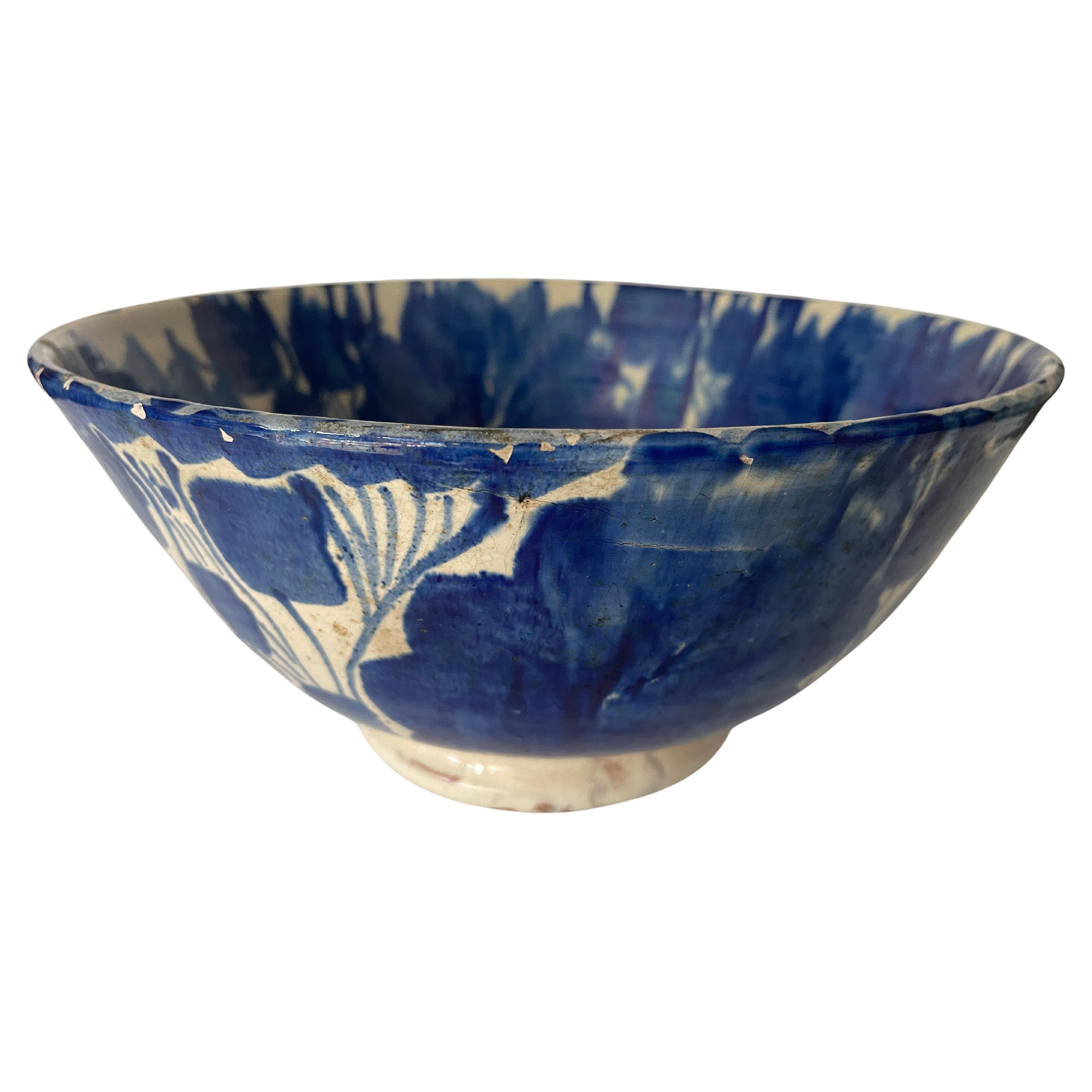 Grand bol vintage mexicain en poterie bleue et ivoire, décoré et jeté à la main, avec motif floral. 