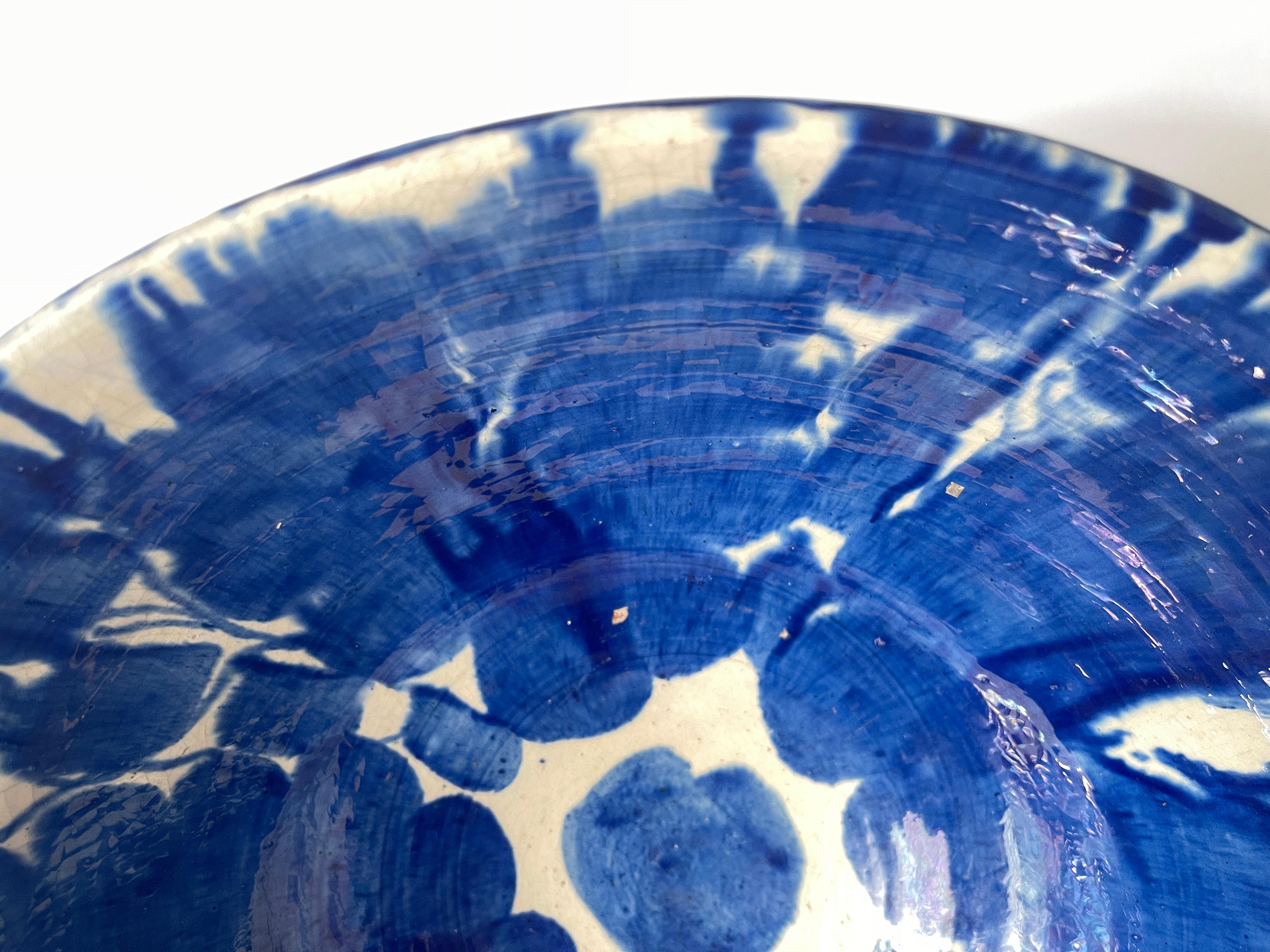 Grand bol mexicain vintage en poterie Talavera bleu et ivoire Bon état - En vente à New York, NY