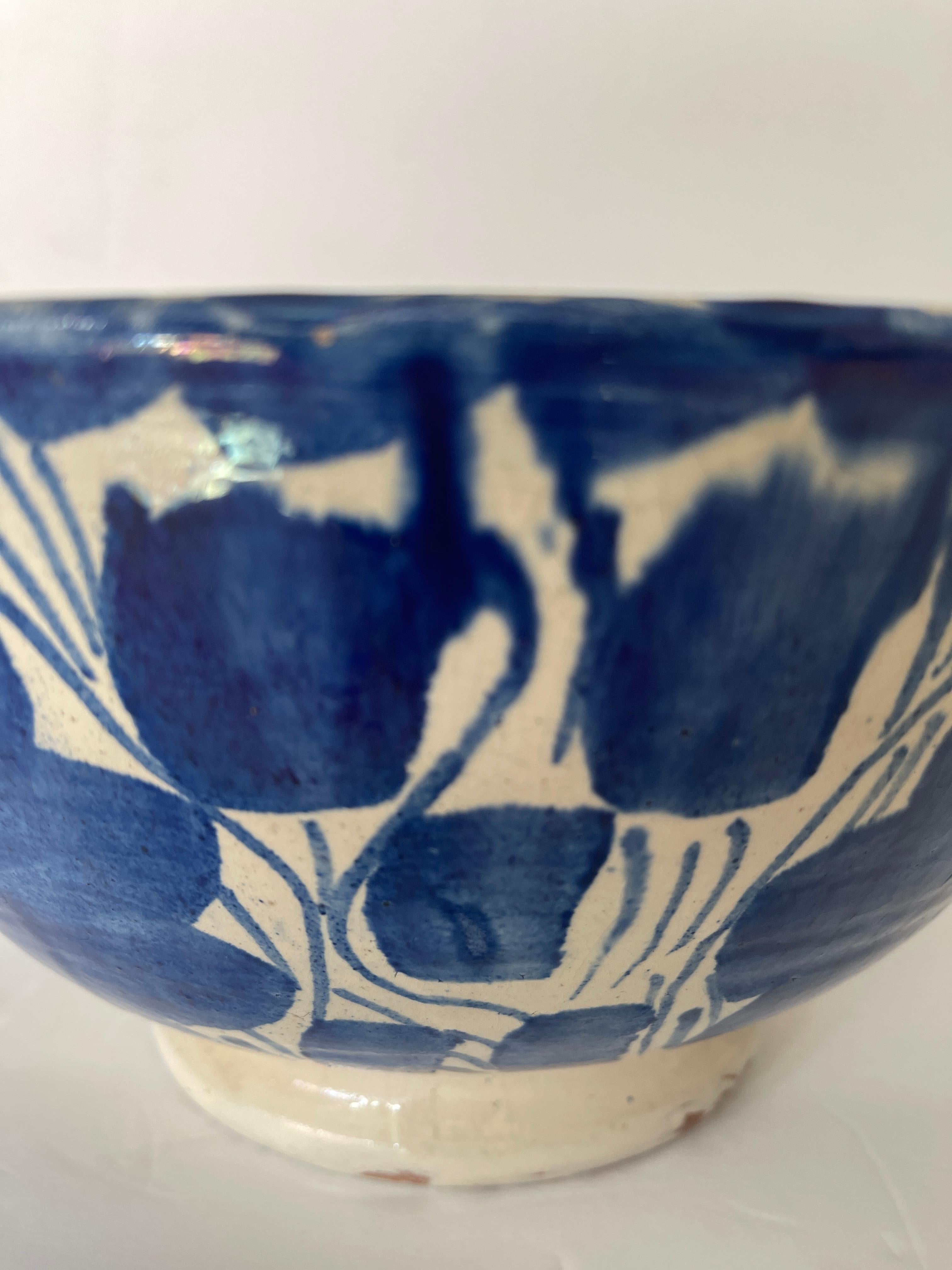 Grand bol mexicain vintage en poterie Talavera bleu et ivoire en vente 1