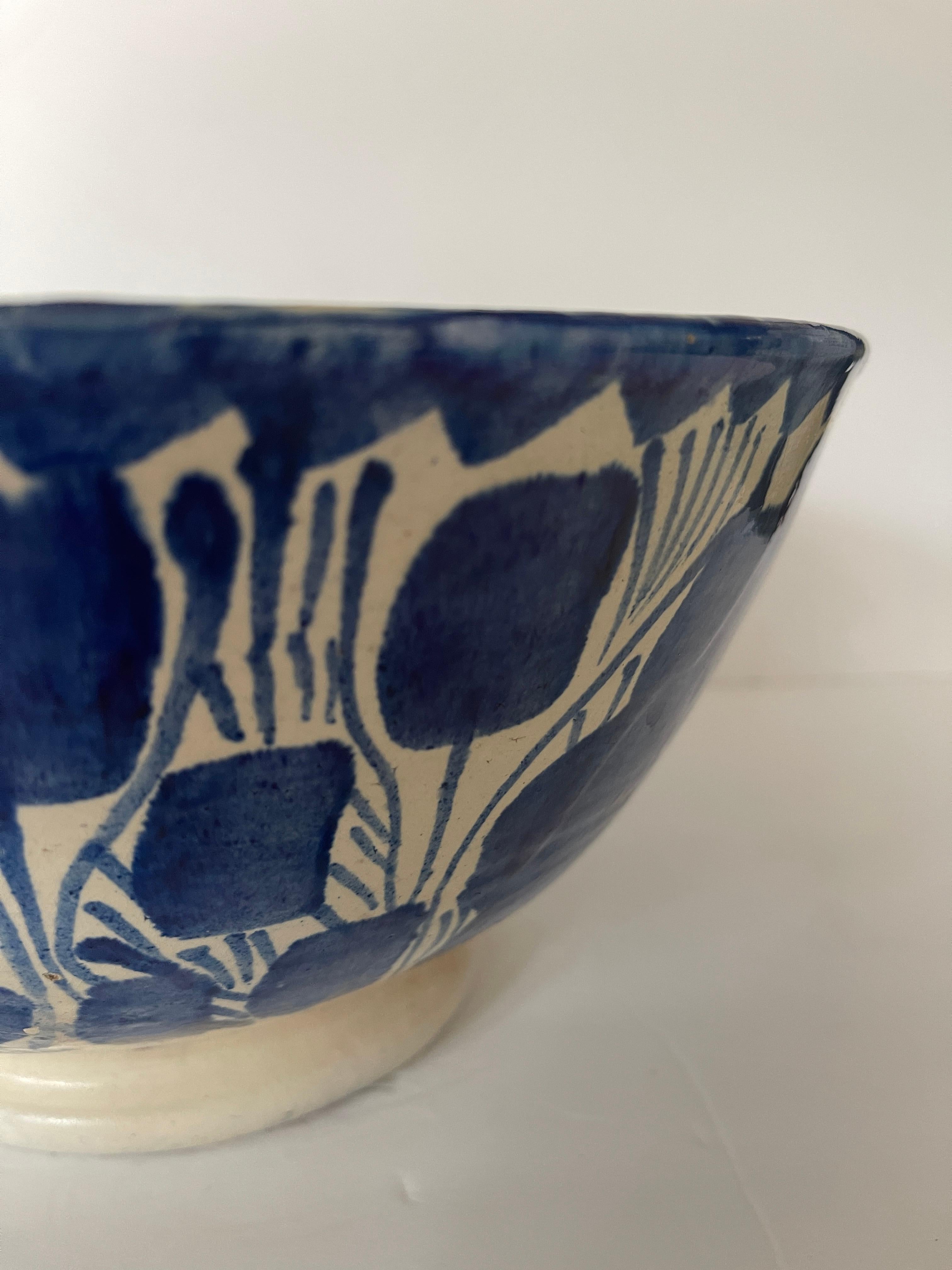 Grand bol mexicain vintage en poterie Talavera bleu et ivoire en vente 2