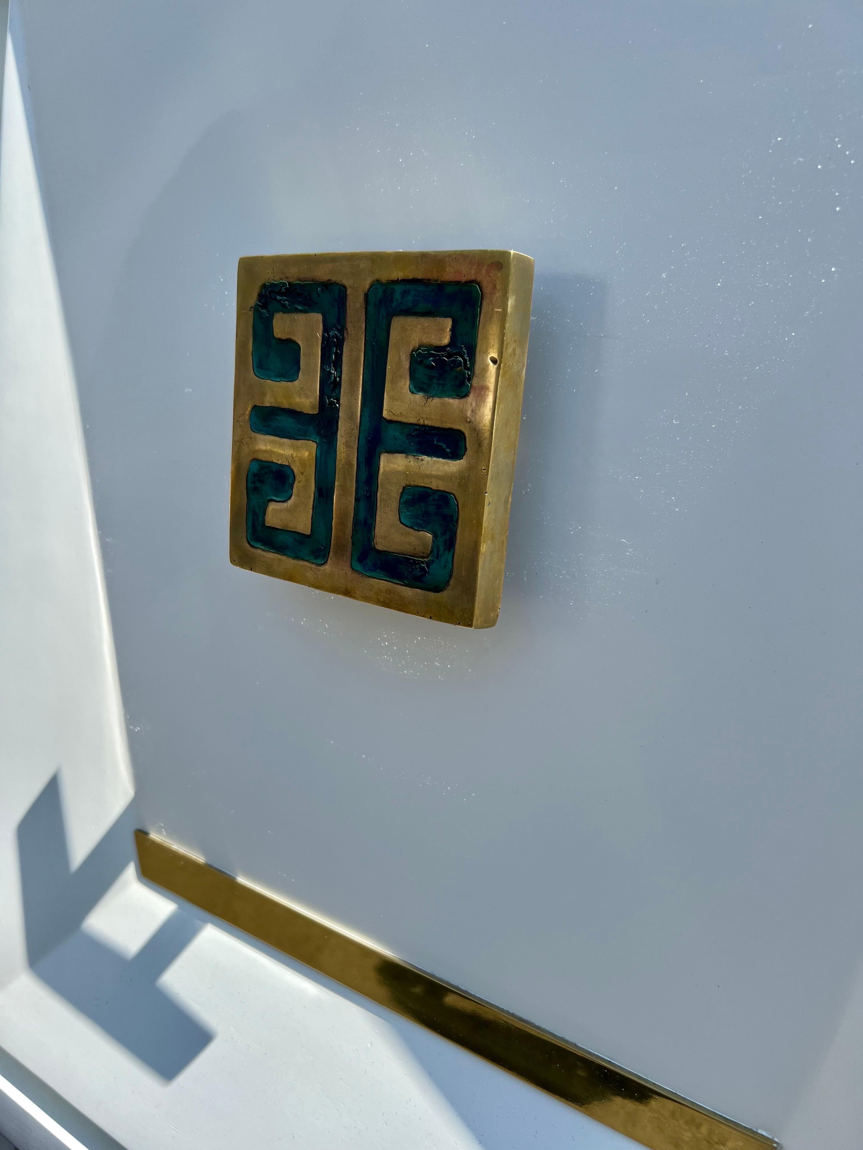 Ottone Grande credenza messicana d'epoca con ferramenta di Pepe Mendoza in vendita