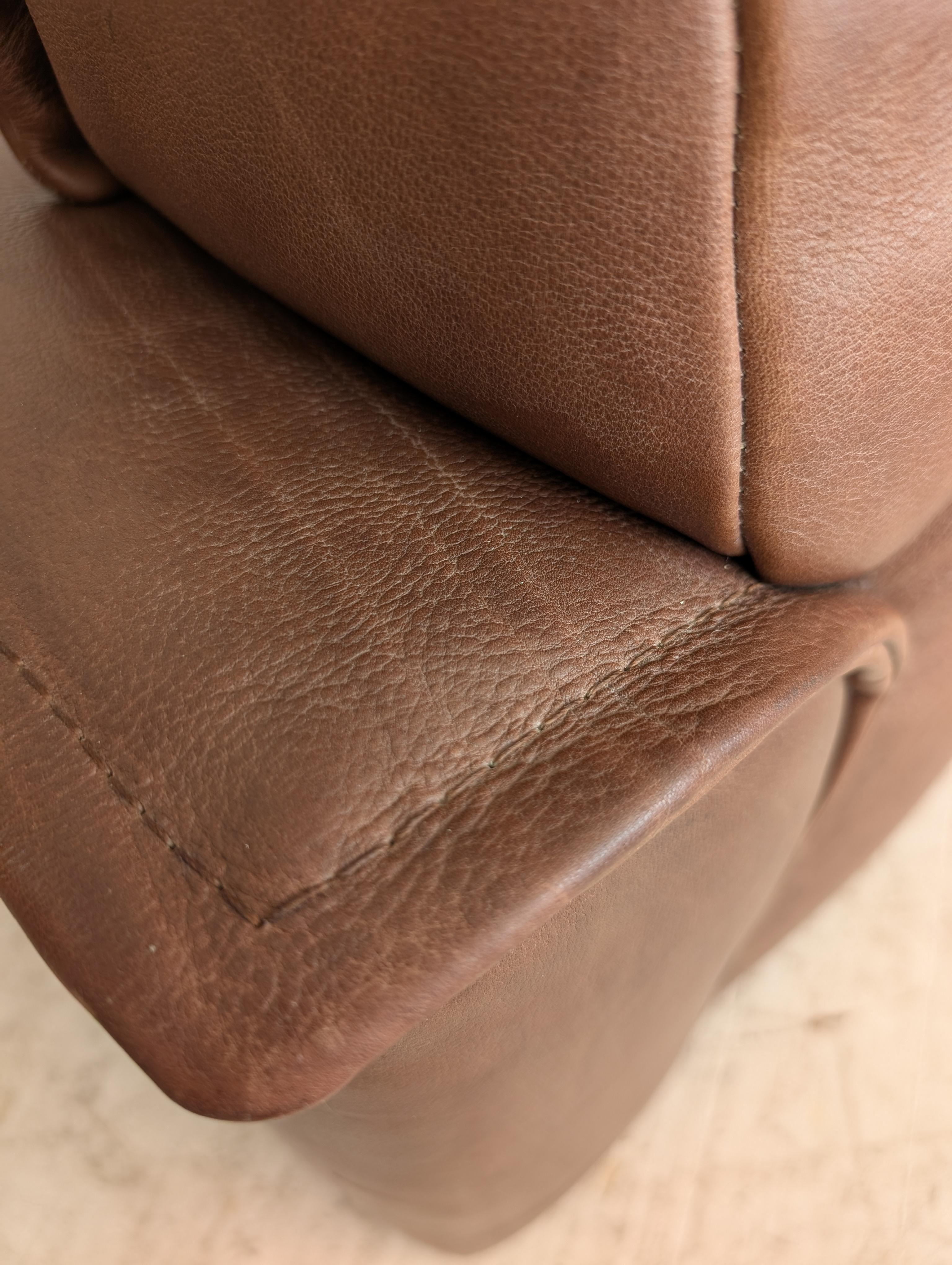 Grand fauteuil vintage en cuir de buffle du milieu du siècle par Leolux, Hollande, années 1970 en vente 7