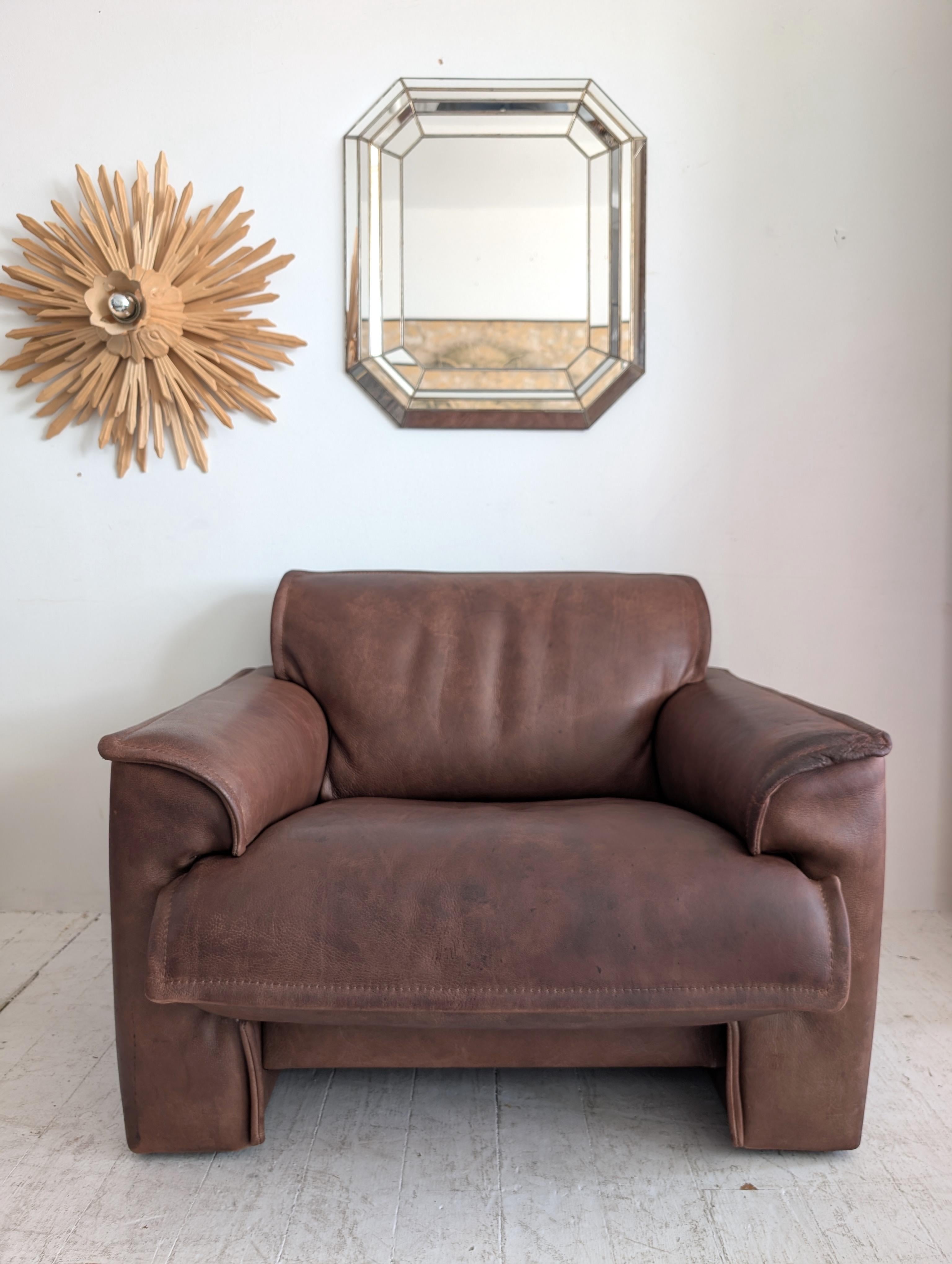 Grand fauteuil vintage en cuir de buffle de Leolux, Hollande, années 1970. Très confortable, avec beaucoup de patine liée à l'âge. Voir les photos et la vidéo pour une vue d'ensemble.

Dimensions : largeur 95cm, profondeur 90cm, hauteur 69cm,