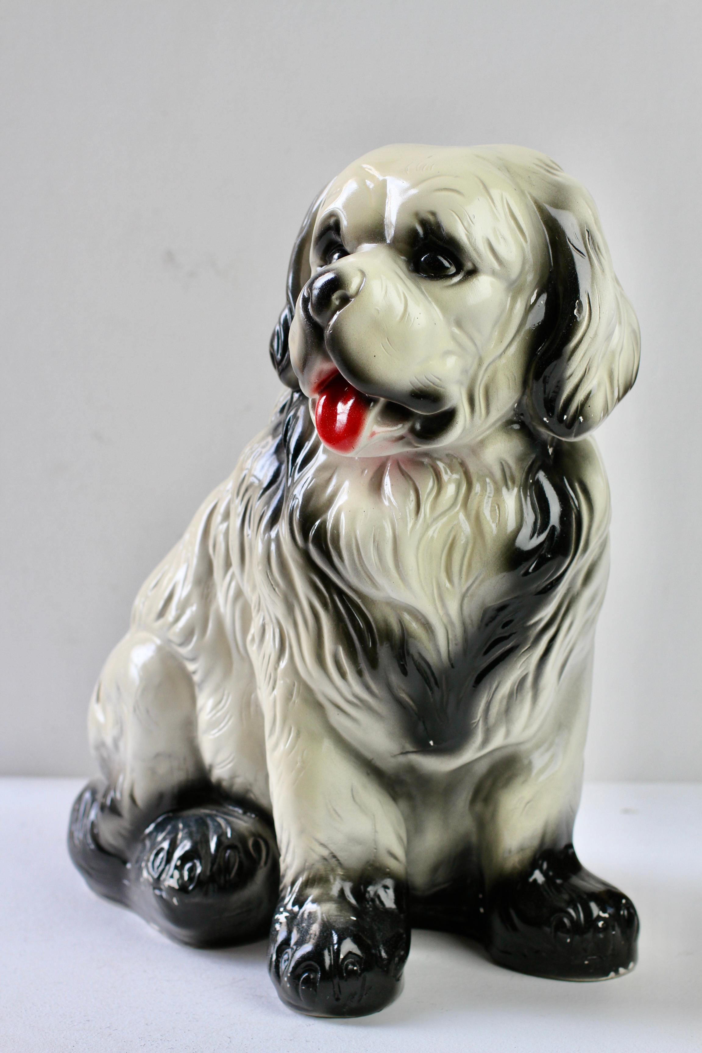 Deliziosa scultura vintage di grandi dimensioni di un cane San Bernardo con insoliti occhi scuri e lingua rossa brillante, realizzata negli anni '60/'70 circa. Molto probabilmente realizzato in Germania, è stato realizzato in gesso e poi spruzzato