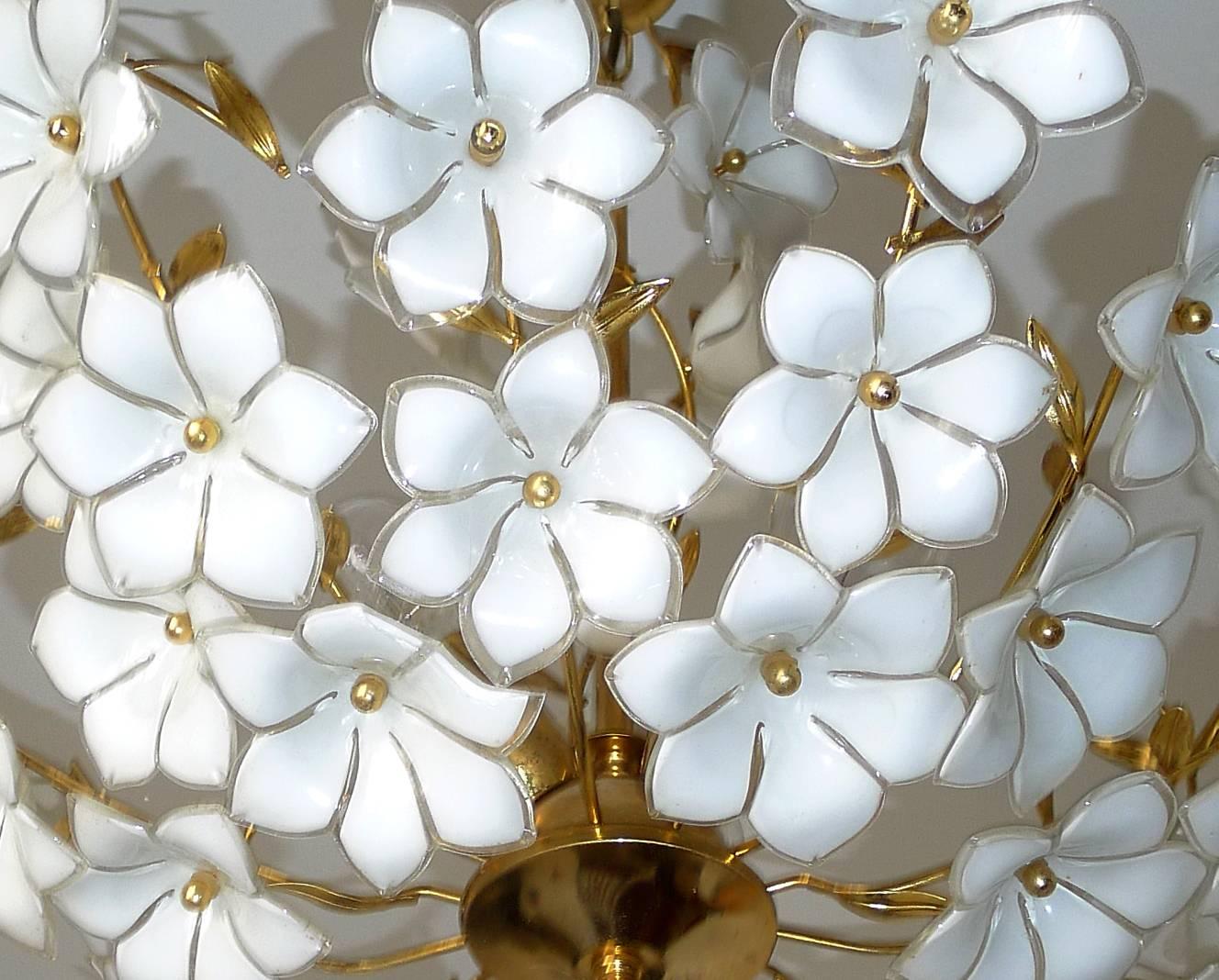 Grand lustre vintage italien du milieu du siècle en verre d'art Murano Venini avec fleurs et dorures 3