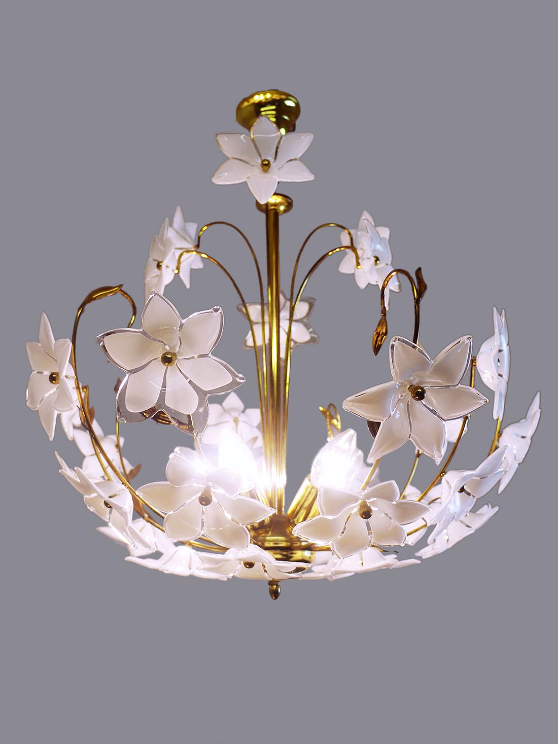 Elegant large vintage mid century Italian Murano flower bouquet after Venini art-glass chandelier with white and clear hand blown Murano glass flowers on a gilded brass frame. Manufactured in Italy, 1970s. 

Measures: diameter 23.62