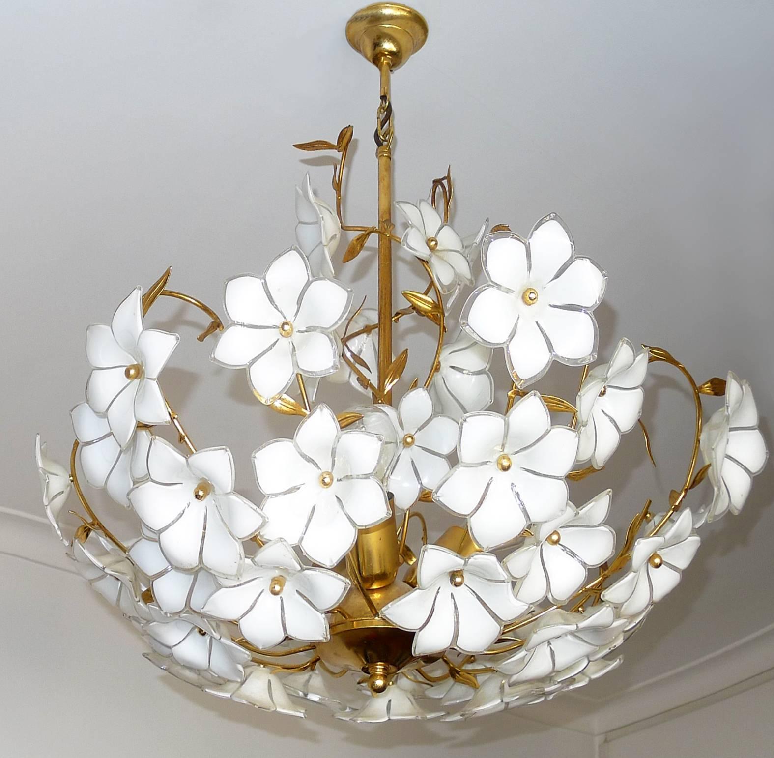 Large Vintage Mid Century Italian Murano Flower Venini Art Glass Gilt Chandelier In Excellent Condition In Coimbra, PT