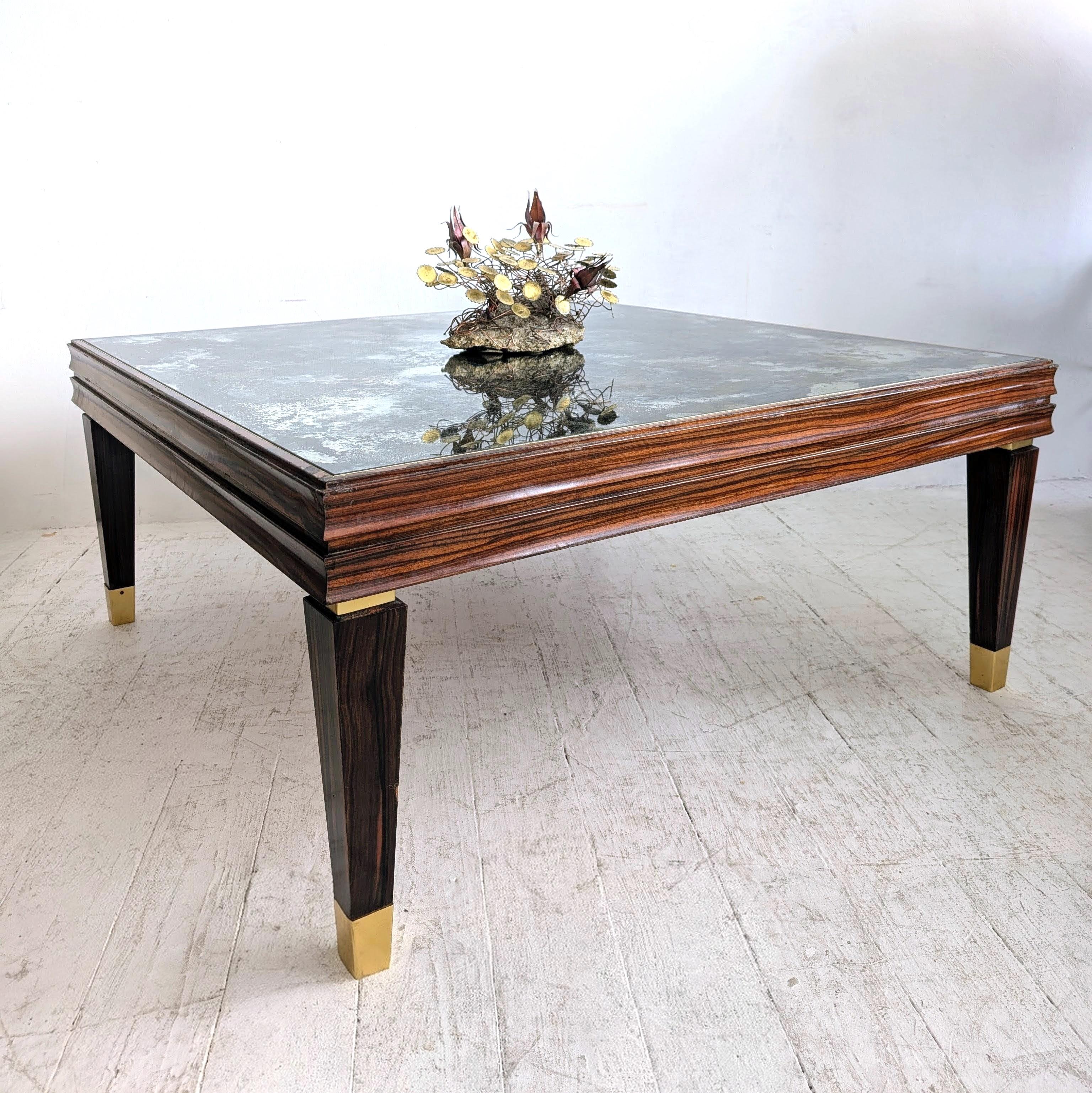 Grande table basse vintage en placage de Macassar avec un joli plateau en verre églomisé, Italie, années 1970. Pieds fuselés avec détails en métal doré.
Légère usure liée à l'âge du vernis sur le placage de macassar, par endroits (voir photos et