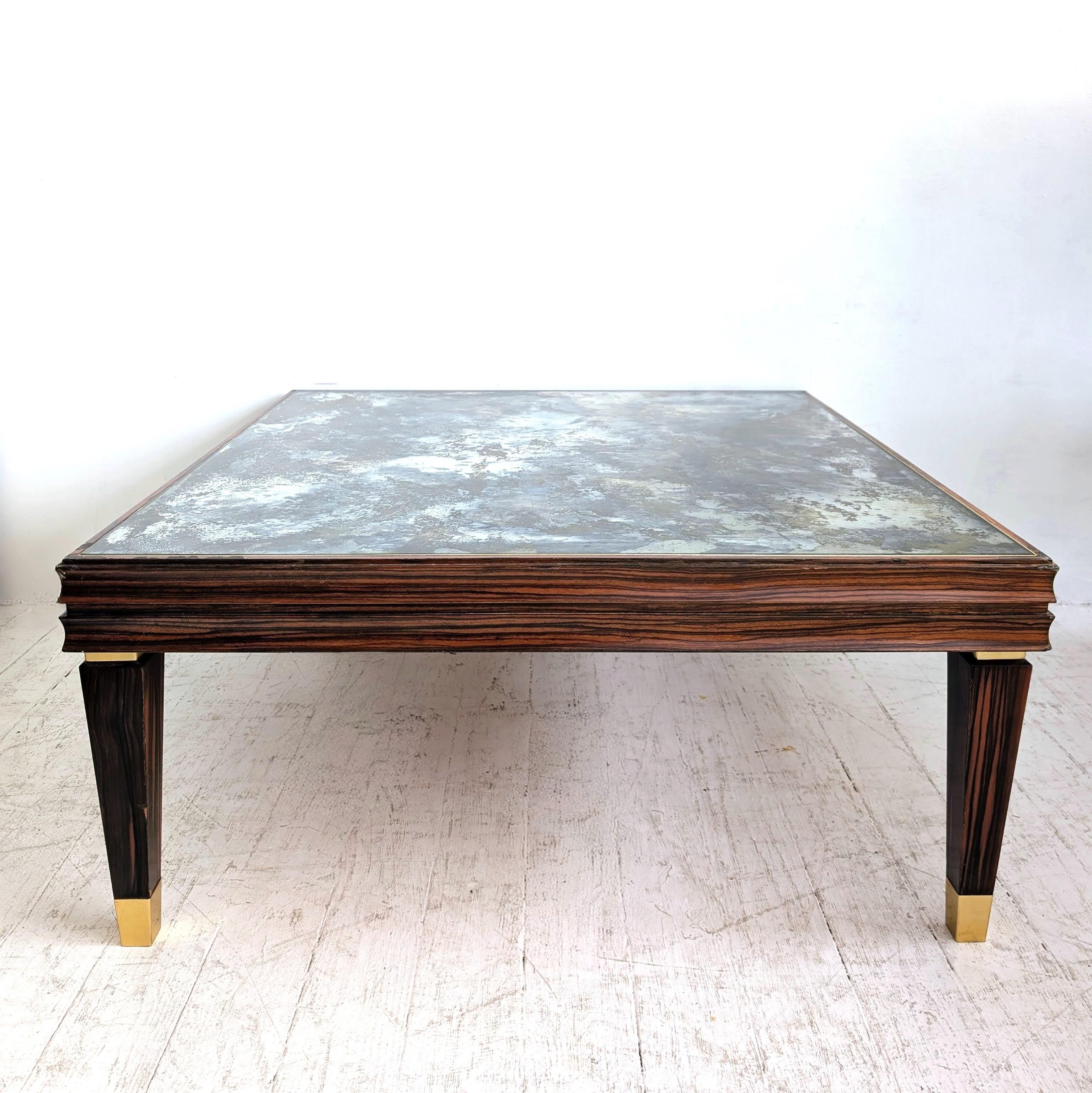 20ième siècle Grande table basse vintage en Macassar du milieu du siècle, plateau en verre églomisé, Italie, années 1970 en vente