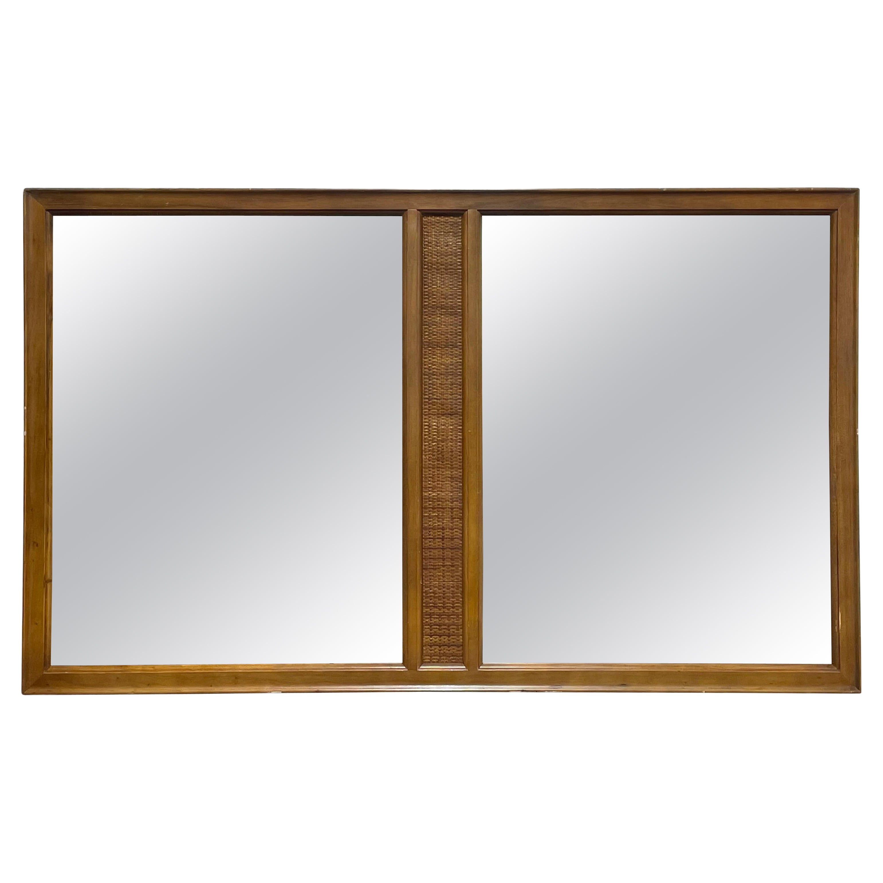 Grande specchio vintage del Mid Century Modern  Specchio in rattan di noce anni 
60 circa in vendita