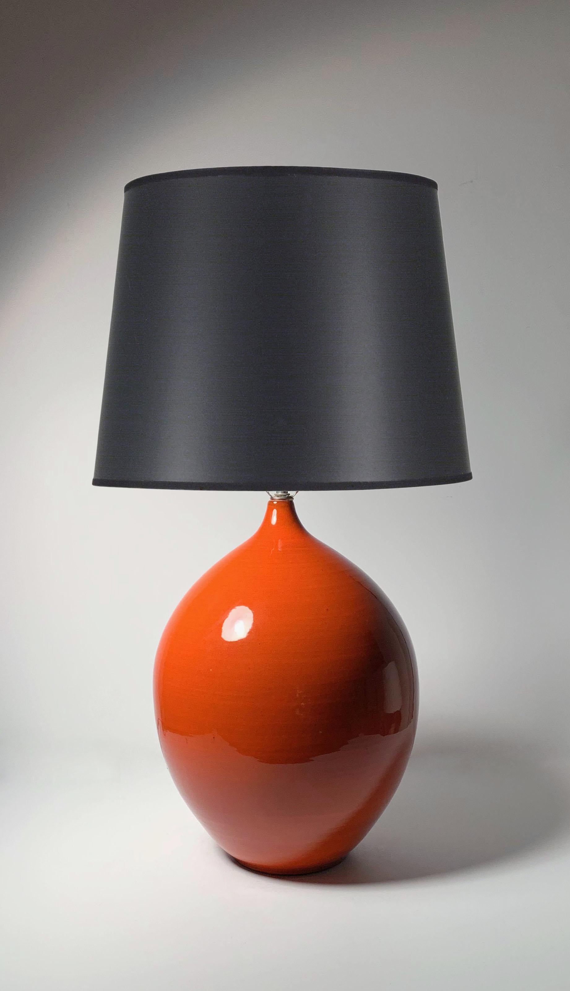 Große Vintage-Keramik-Lampe aus der Mitte des Jahrhunderts nach Art von Jacques und Dani Ruelland. Der Zeitraum von Raymor und Martz. Die Herkunft ist ungewiss. Möglicherweise Französisch.

Keramischer Teil allein  ist knapp 17