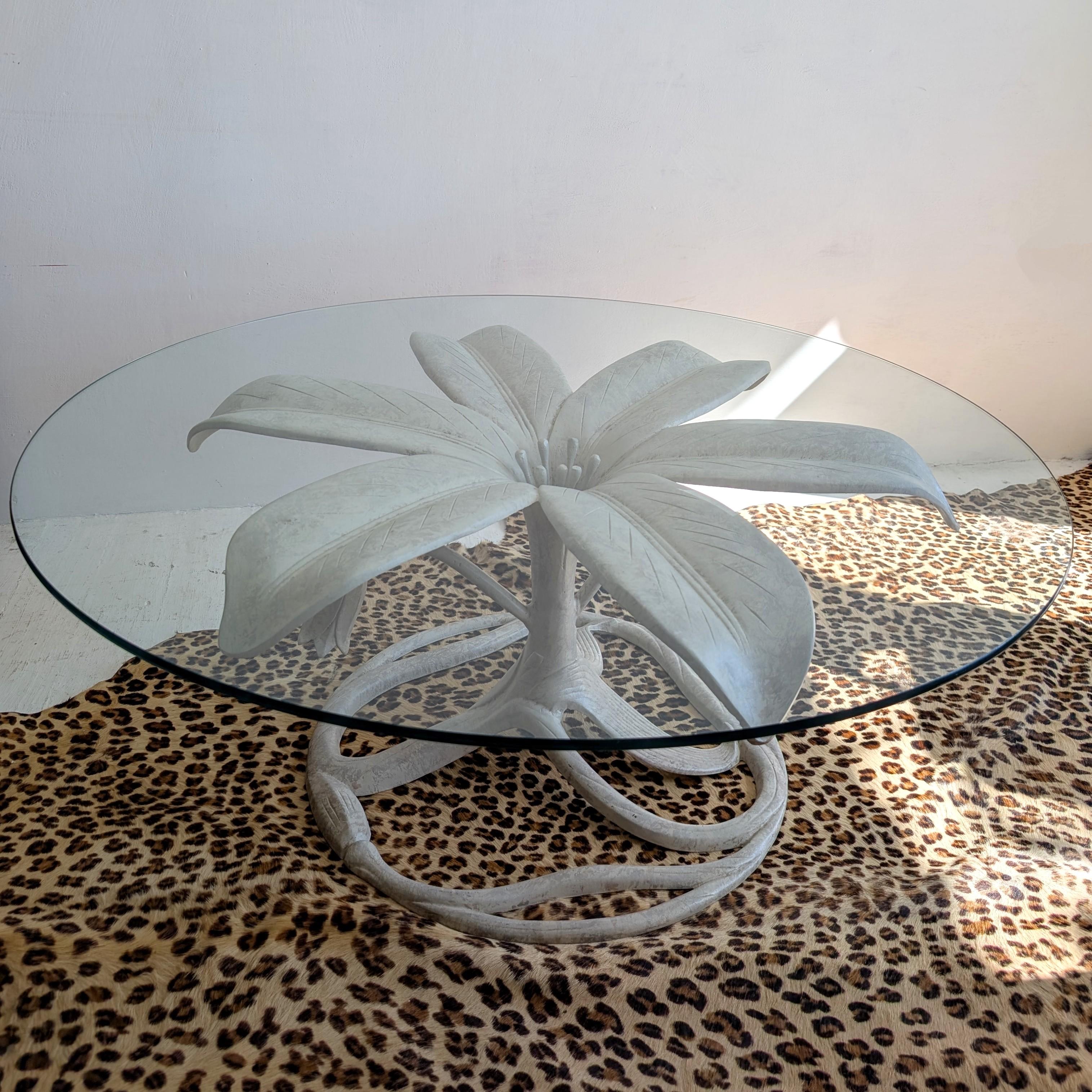 Whimsical large lily coffee table by Arthur Court, USA 1970s. Cast aluminium flower base with a mottled ivory finish; circular glass top sits on the base.

Dimensions: diameter of glass top 107cm, height 44.5cm, width of flower 89cm
