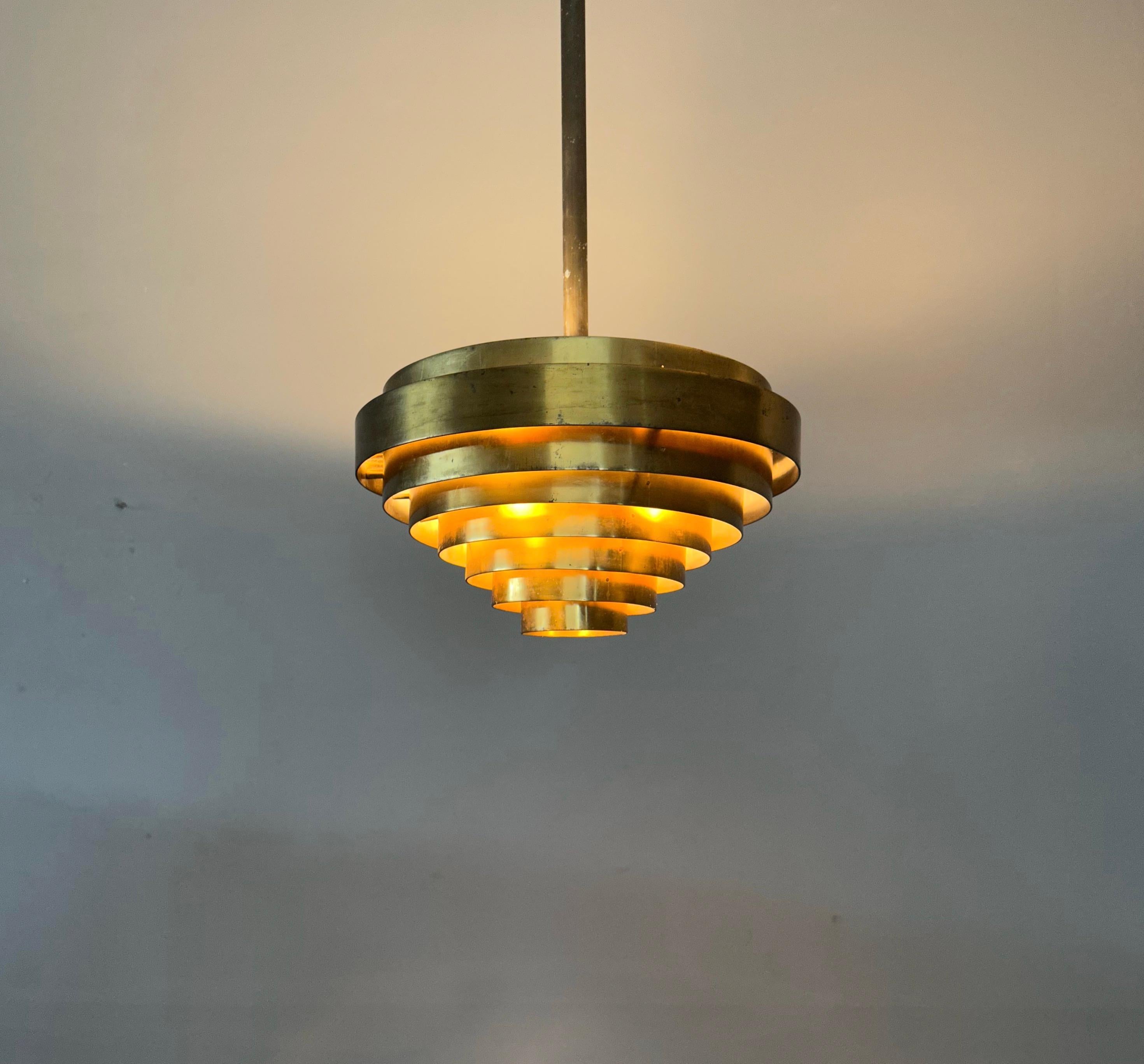 Grande lampe à suspension ronde en laiton faite à la main, de style mi-siècle moderne, à 8 couches en vente 4