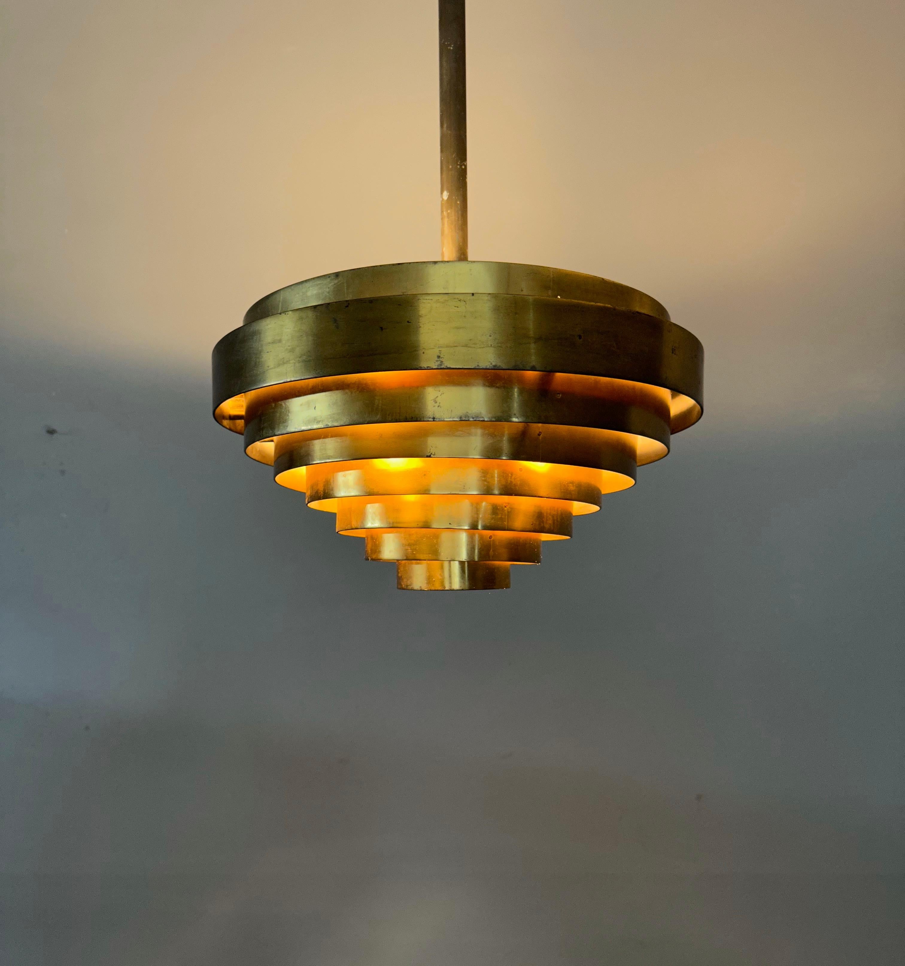 Grande lampe à suspension ronde en laiton faite à la main, de style mi-siècle moderne, à 8 couches en vente 9