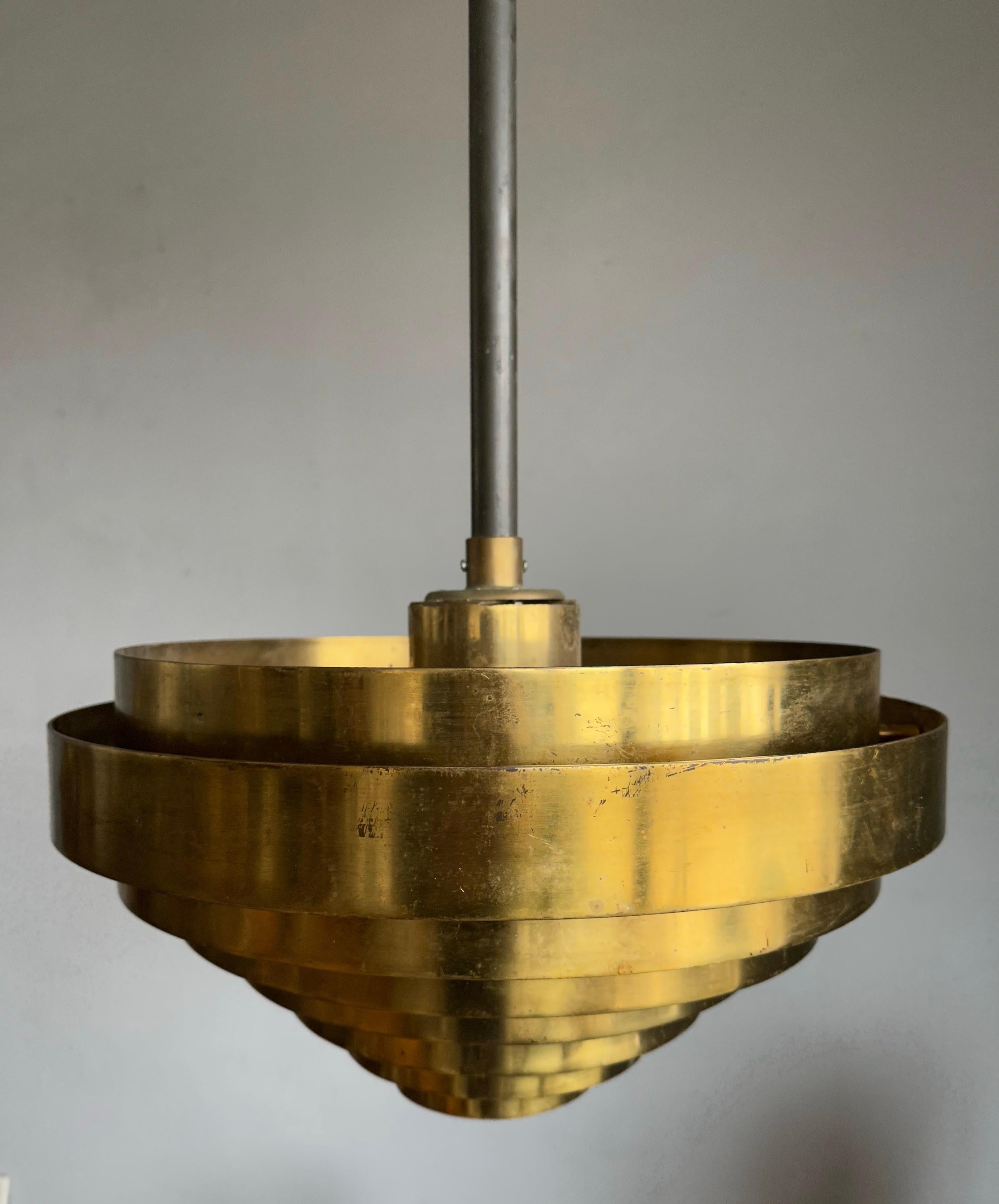 Große Vintage-Pendelleuchte aus Messing, handgefertigt, Mid-Century Modern, rund, 8 Schichten (Europäisch) im Angebot