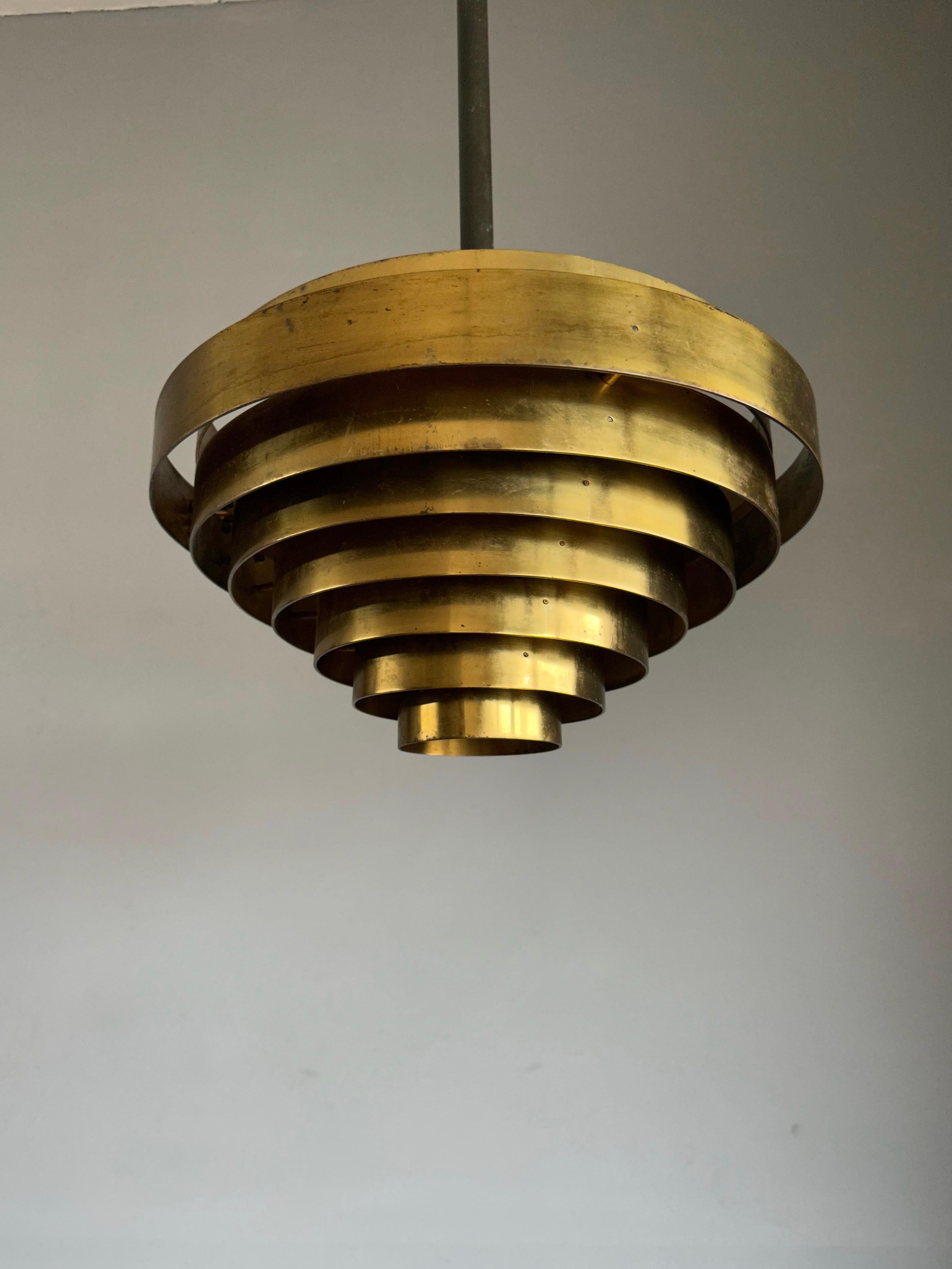 Fait main Grande lampe à suspension ronde en laiton faite à la main, de style mi-siècle moderne, à 8 couches en vente