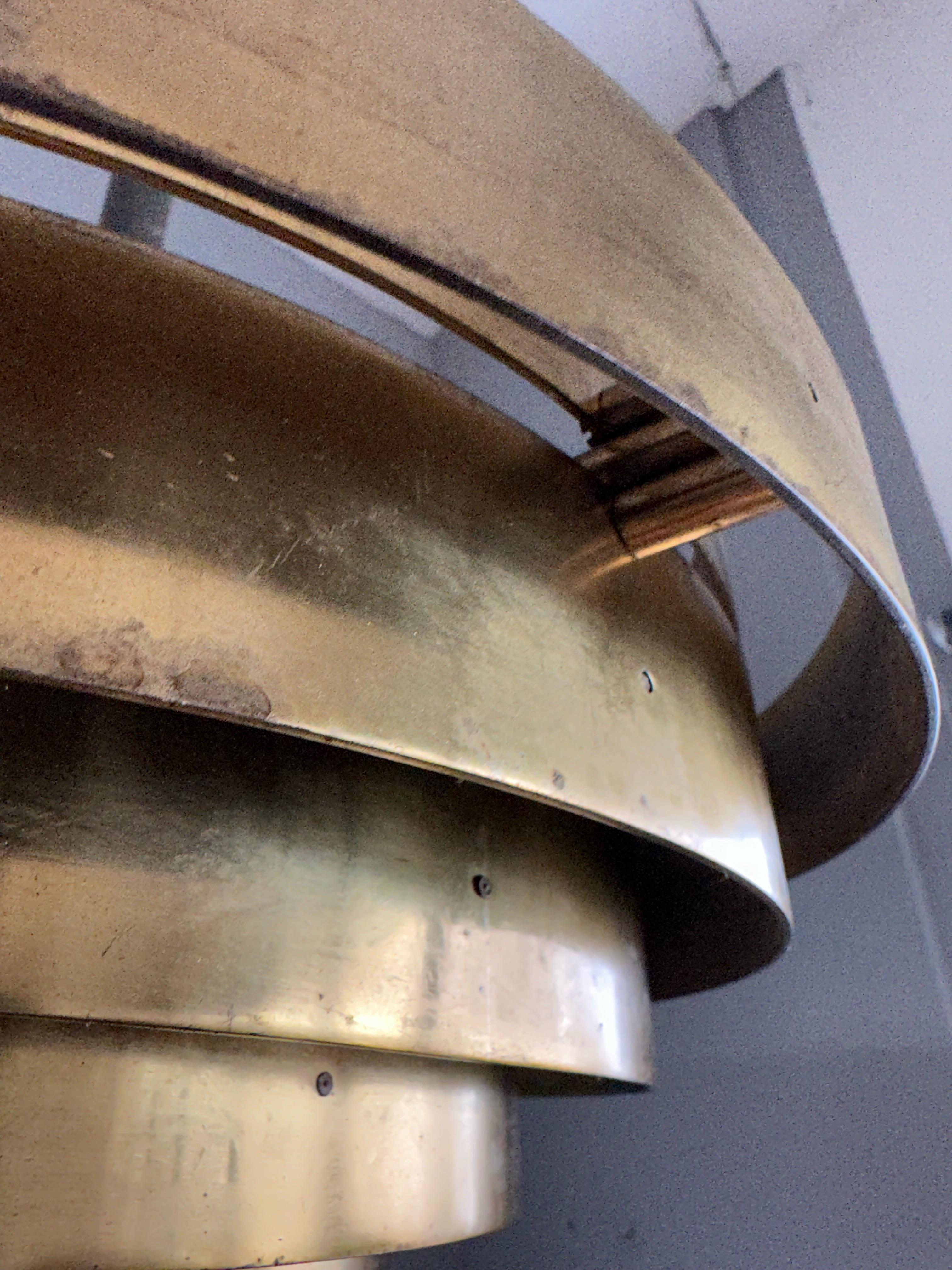 Grande lampe à suspension ronde en laiton faite à la main, de style mi-siècle moderne, à 8 couches en vente 1