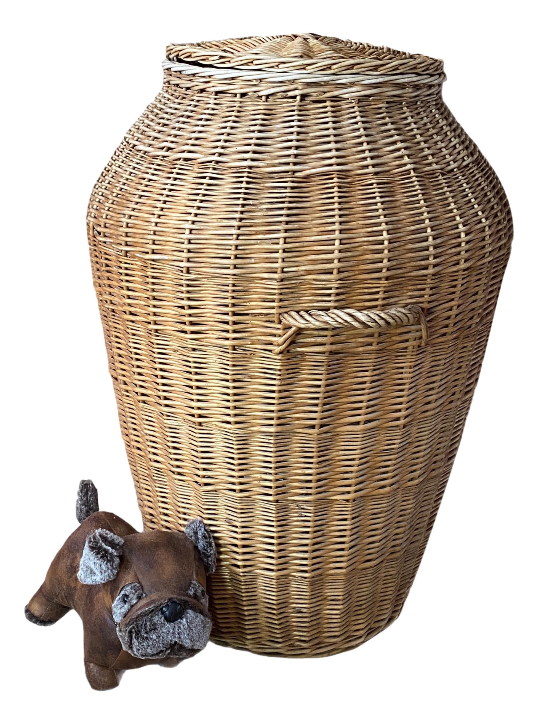 Offered is an absolutely stunning large 1970s vintage wicker laundry basket hamper with lid and wicker handles. Overall very good vintage condition with light ware consistent with age and use.