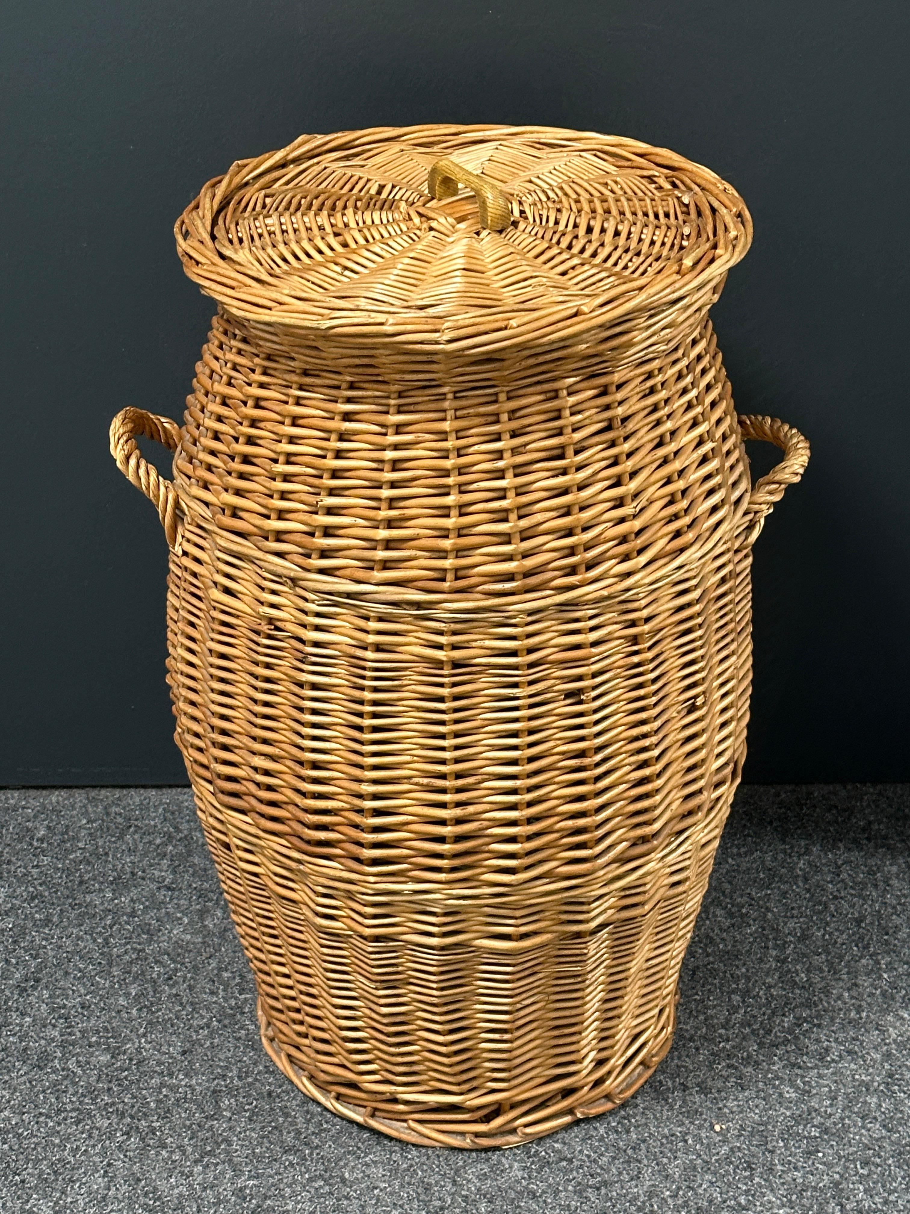 Offered is an absolutely stunning large 1970s vintage wicker laundry basket hamper with lid and wicker handles. Overall very good vintage condition with light ware consistent with age and use. Found at an Estate Sale in Nuremberg, Germany. A nice