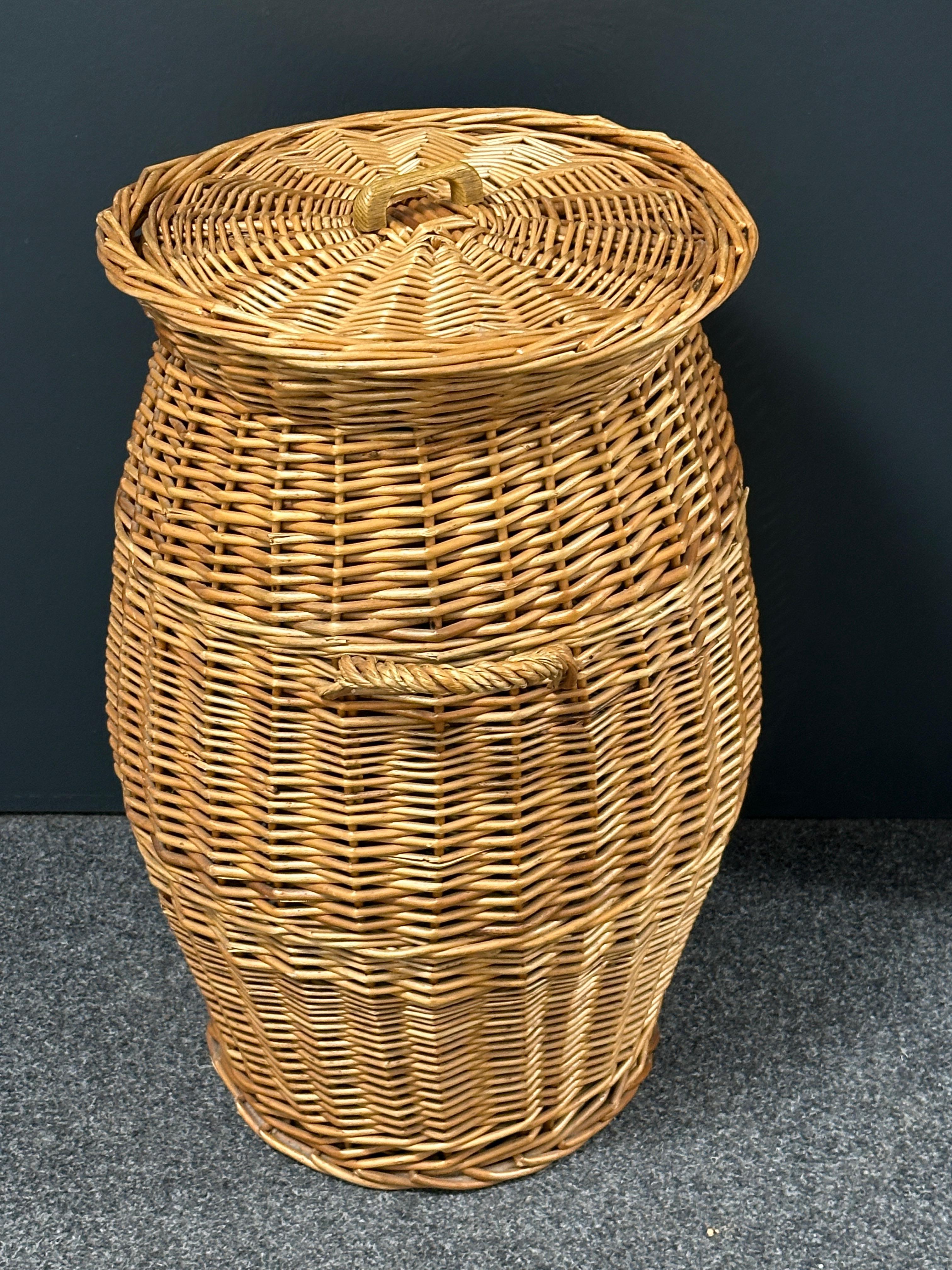 Large Vintage Midcentury Wicker Laundry Basket Hamper, 1970s, German In Good Condition For Sale In Nuernberg, DE