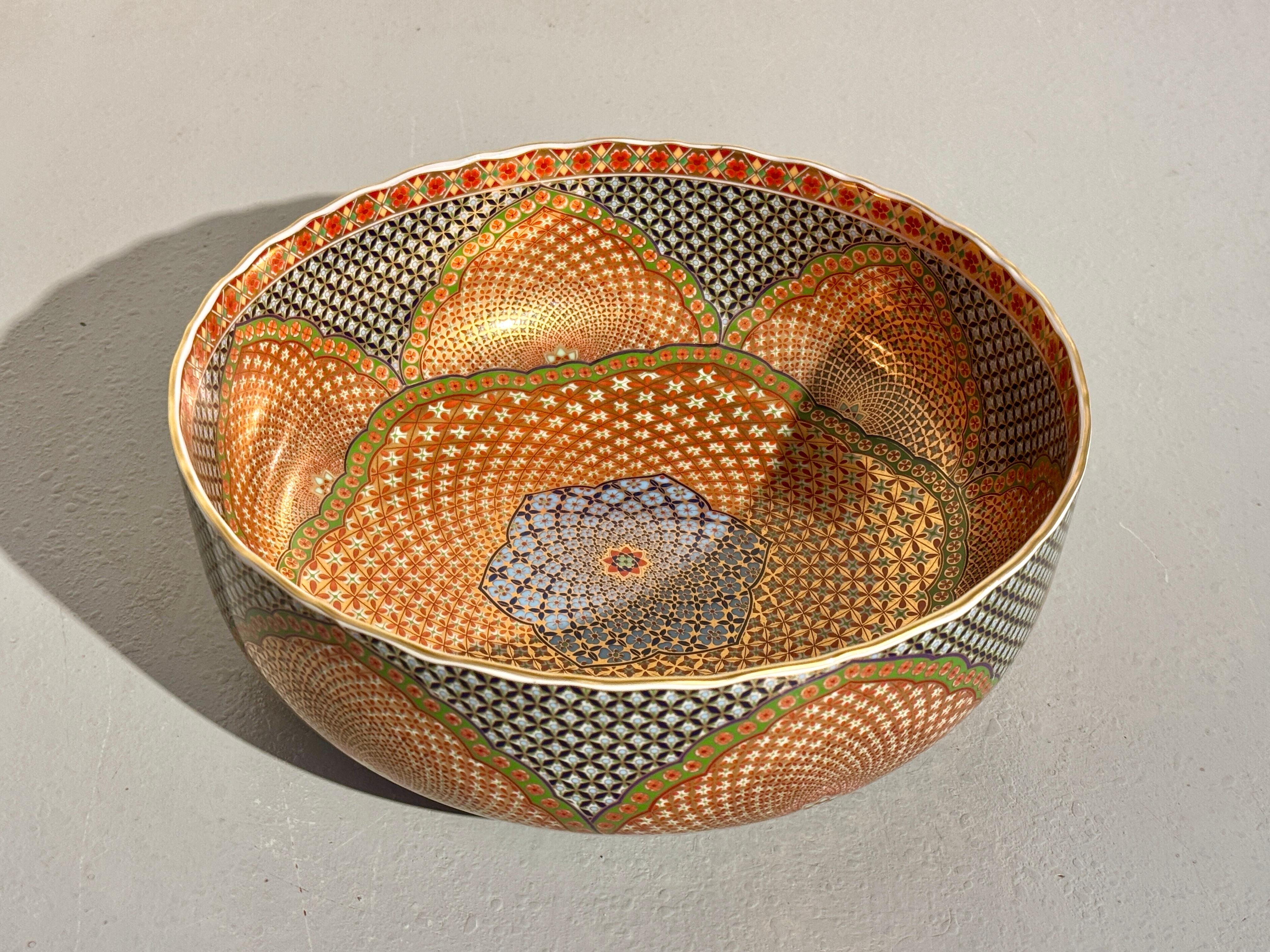 A wild and fantastic vintage Japanese Minoyaki Kozan Gama scalloped rim porcelain bowl, Showa Era, circa 1970's, Japan.

The large and heavy porcelain bowl measures 10