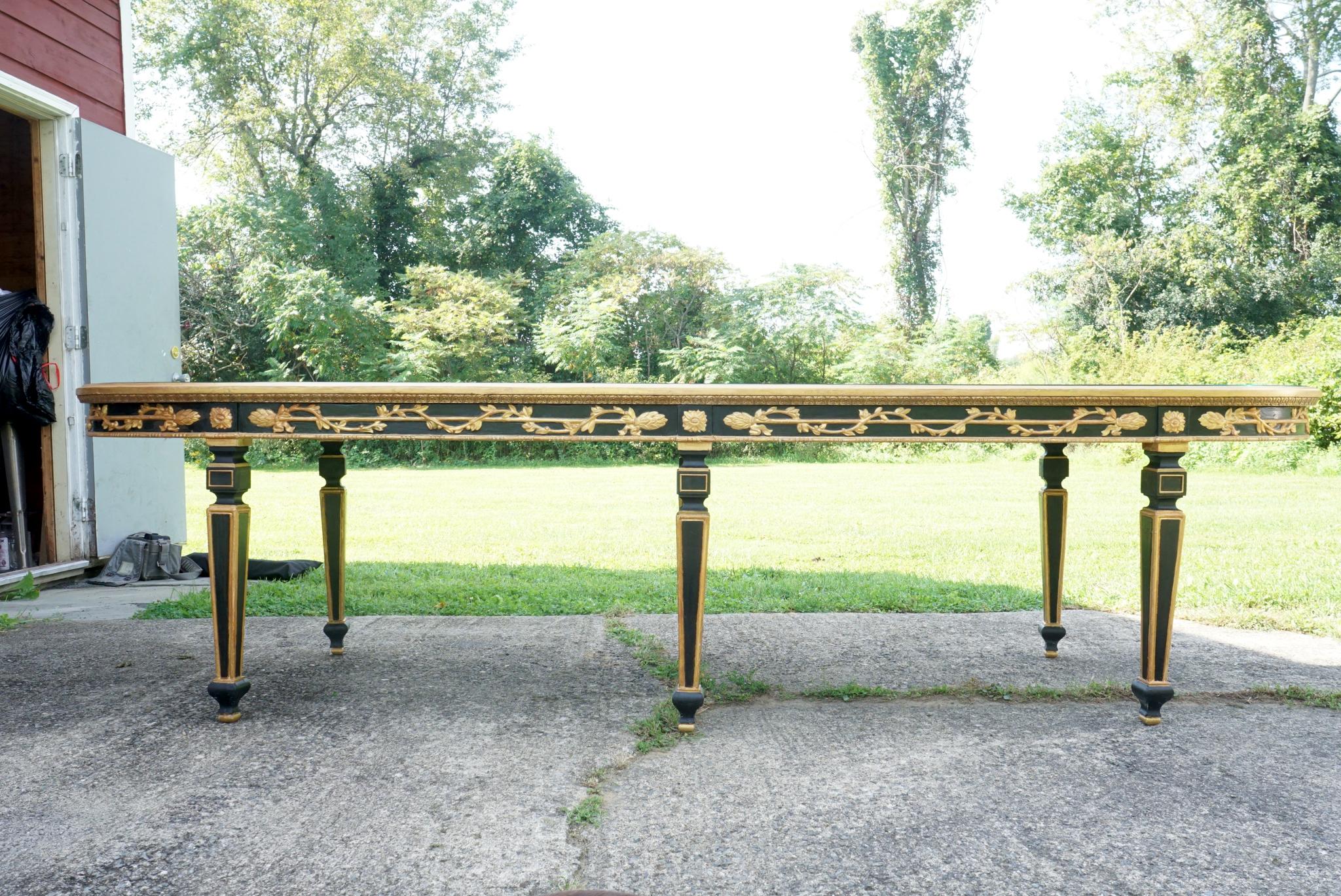 Cette table en bois sculpté, doré et peint a été fabriquée dans les années 1940. Le style est Louis XVI avec des nuances italiennes, mais élégant et spectaculaire. La dorure est une dorure à l'huile et à l'eau créant un effet riche avec un