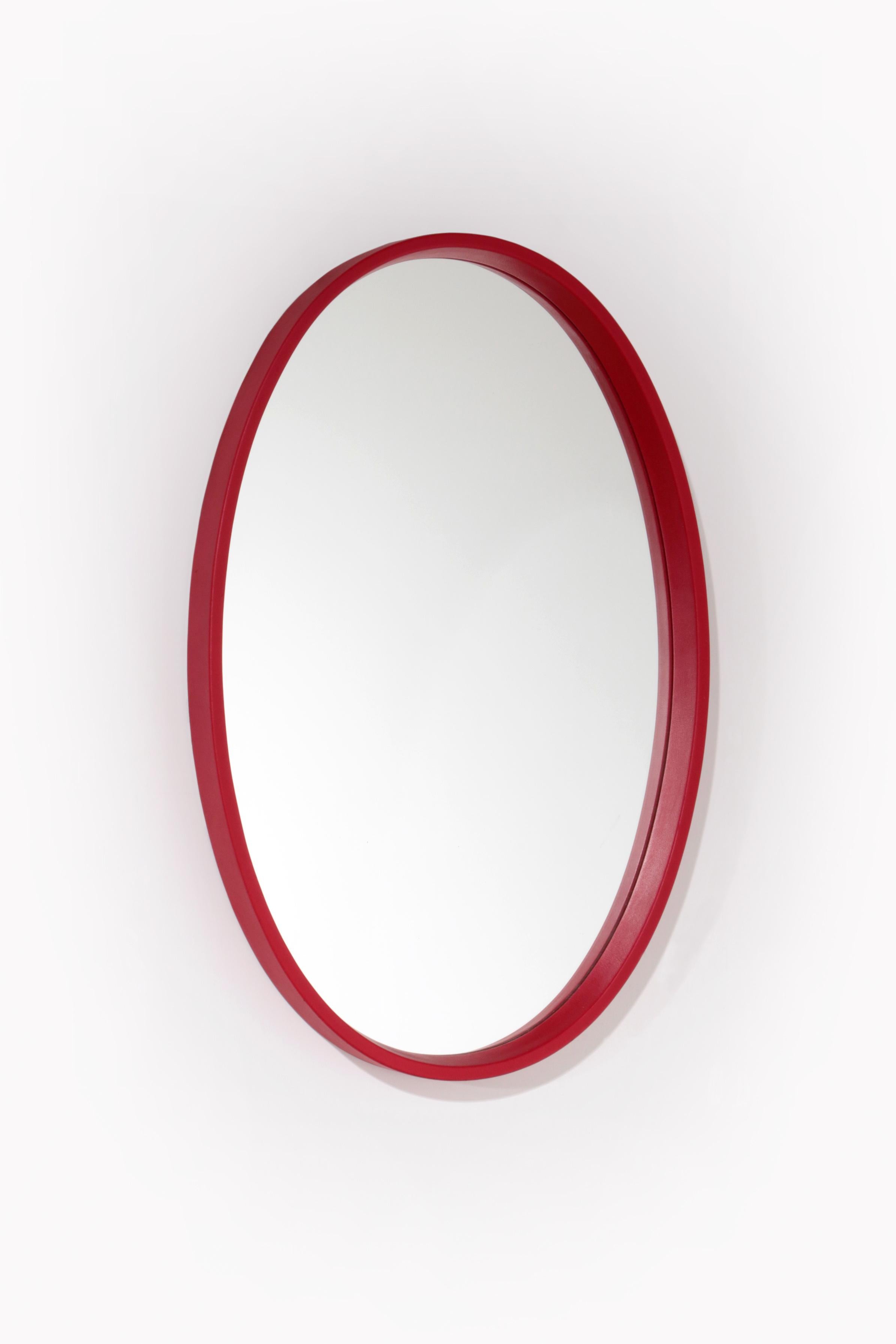 

Découvrez l'élégance intemporelle avec ce grand miroir vintage, orné d'un cadre en similicuir (skaï) rouge saisissant. Fabriquée le 18 mai 1971, cette pièce témoigne du savoir-faire et du style danois. Ses dimensions généreuses en font un