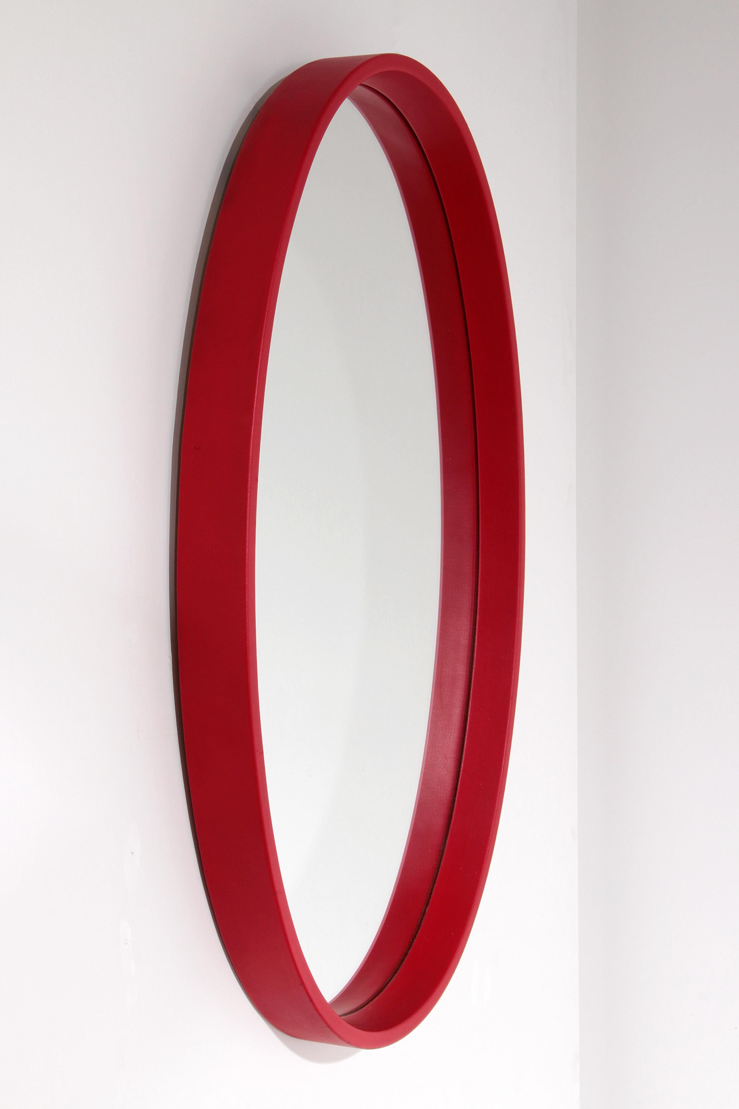 Mid-Century Modern Grand miroir vintage avec cadre en similicuir rouge en vente