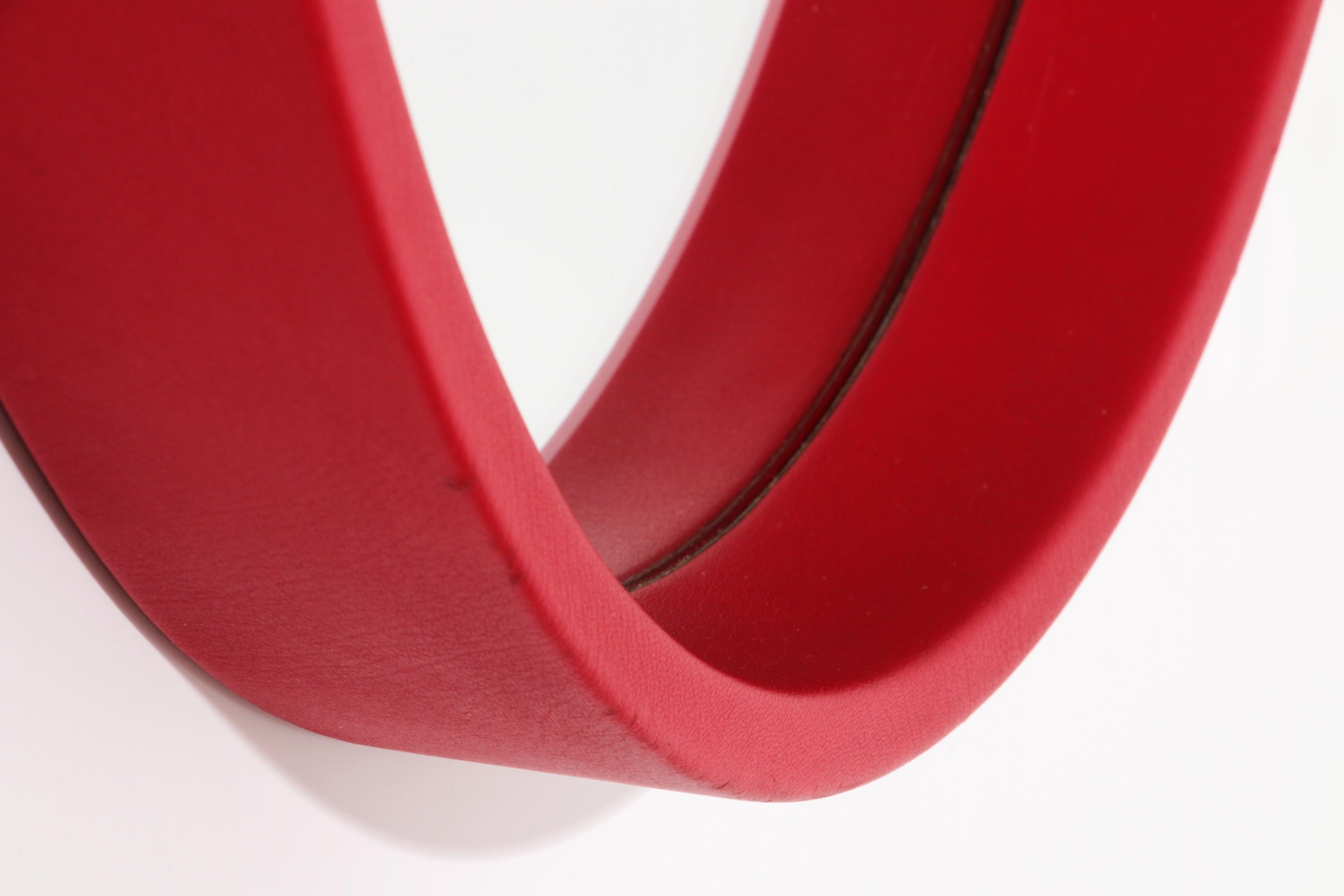 Danois Grand miroir vintage avec cadre en similicuir rouge en vente