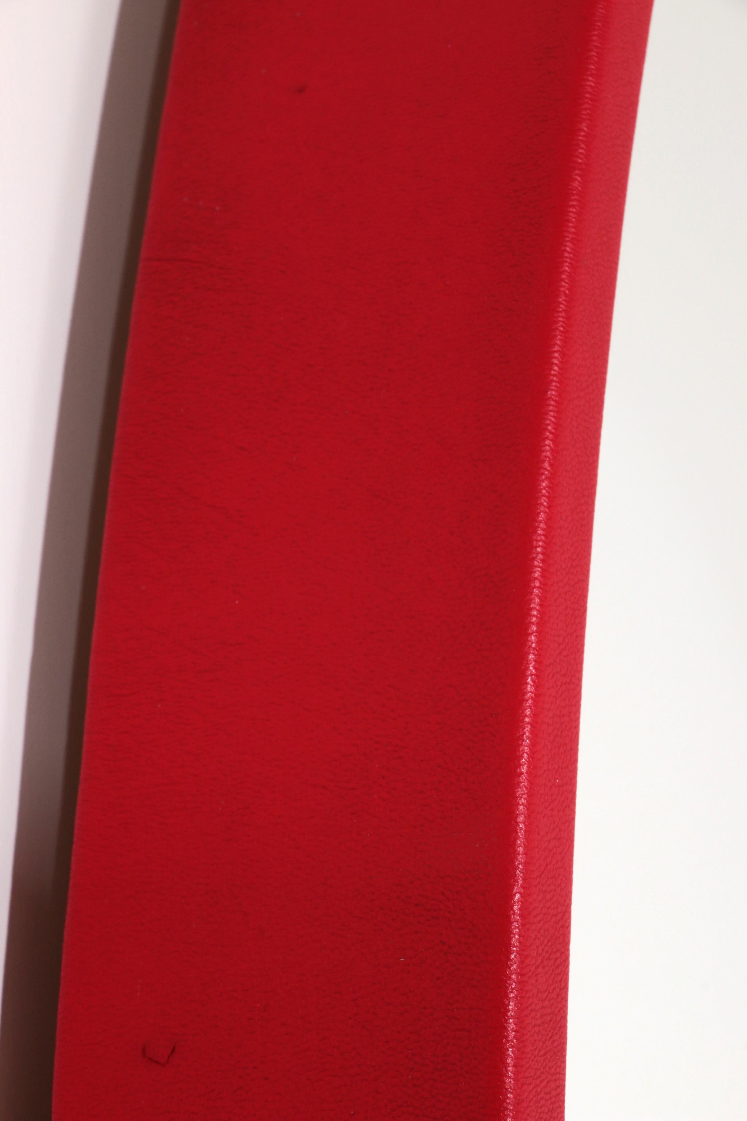 Grand miroir vintage avec cadre en similicuir rouge Excellent état - En vente à Oirlo, LI