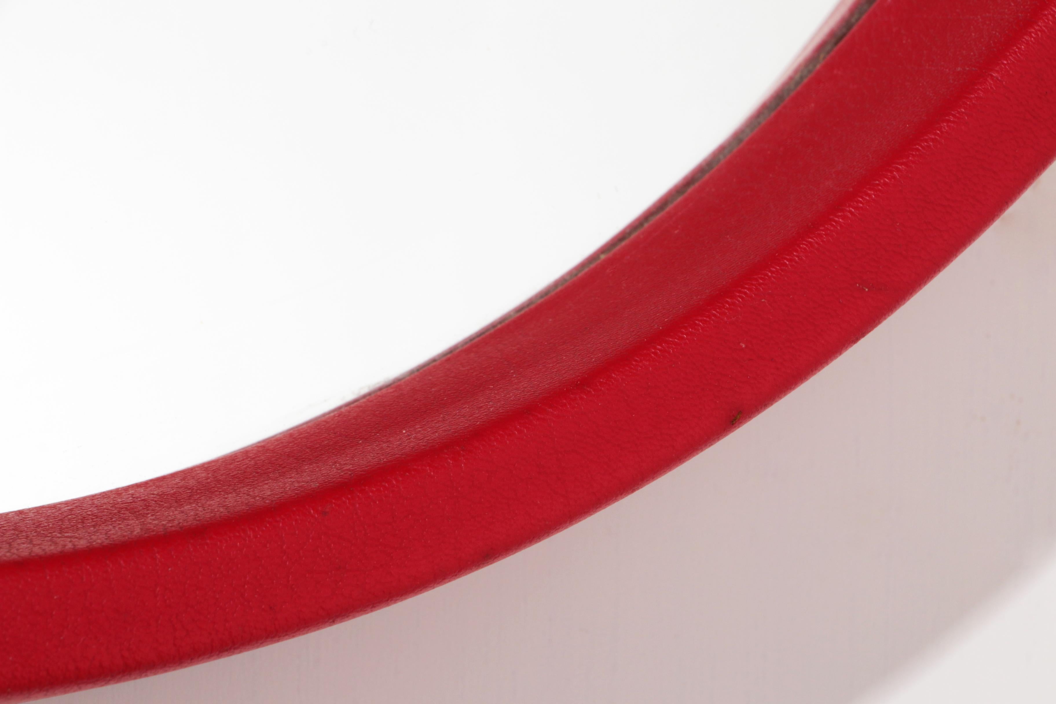 Cuir Grand miroir vintage avec cadre en similicuir rouge en vente