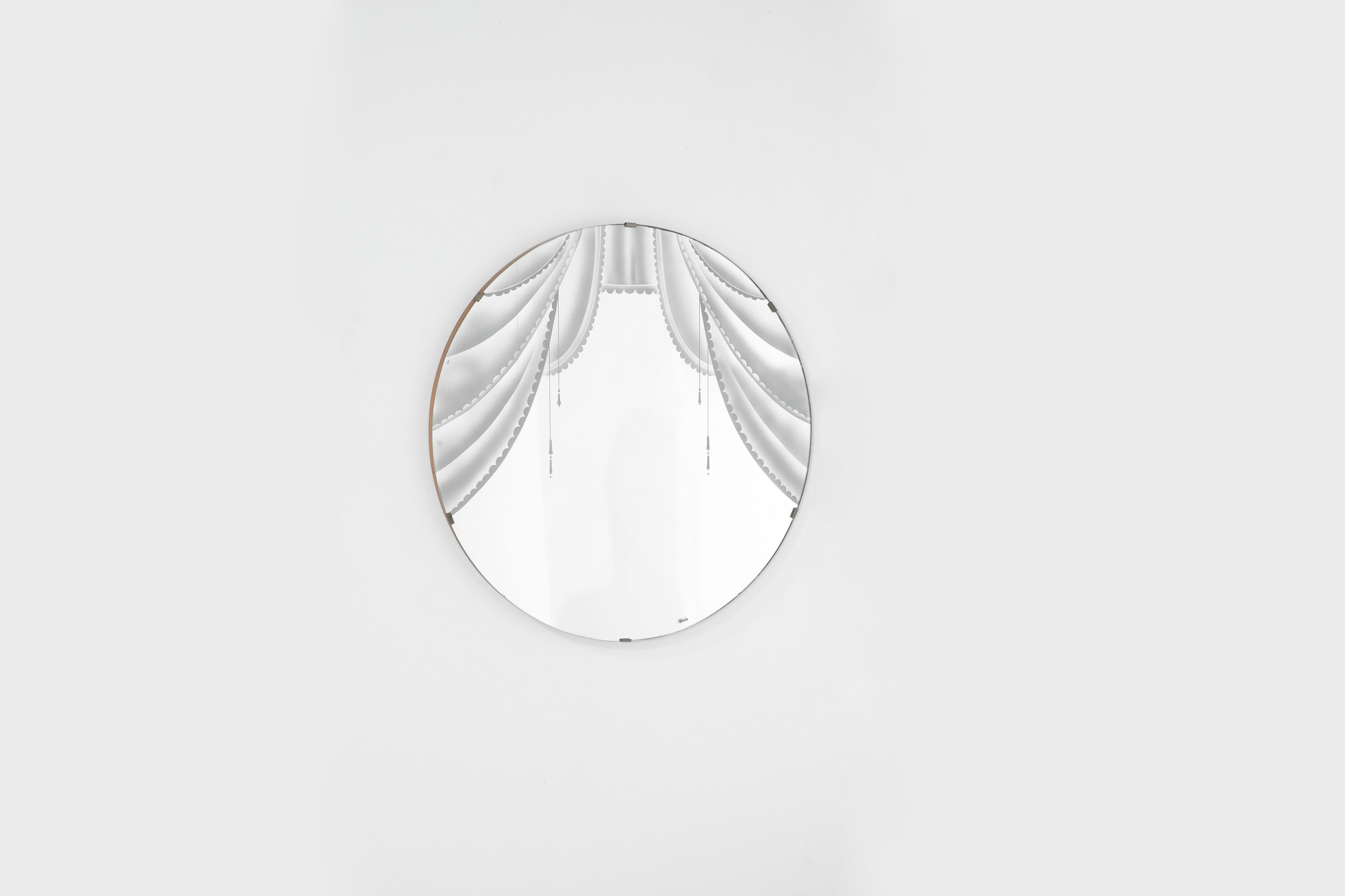 Miroir rond avec sérigraphie représentant un rideau, années 1950.

 

 

Période de production - années 1950.

Dimensions - Largeur 86 cm x Profondeur 3 cm x Hauteur 86 cm.

MATERIAL - Verre, bois.

Couleur - Miroir, Gris.

 

État de l'article,