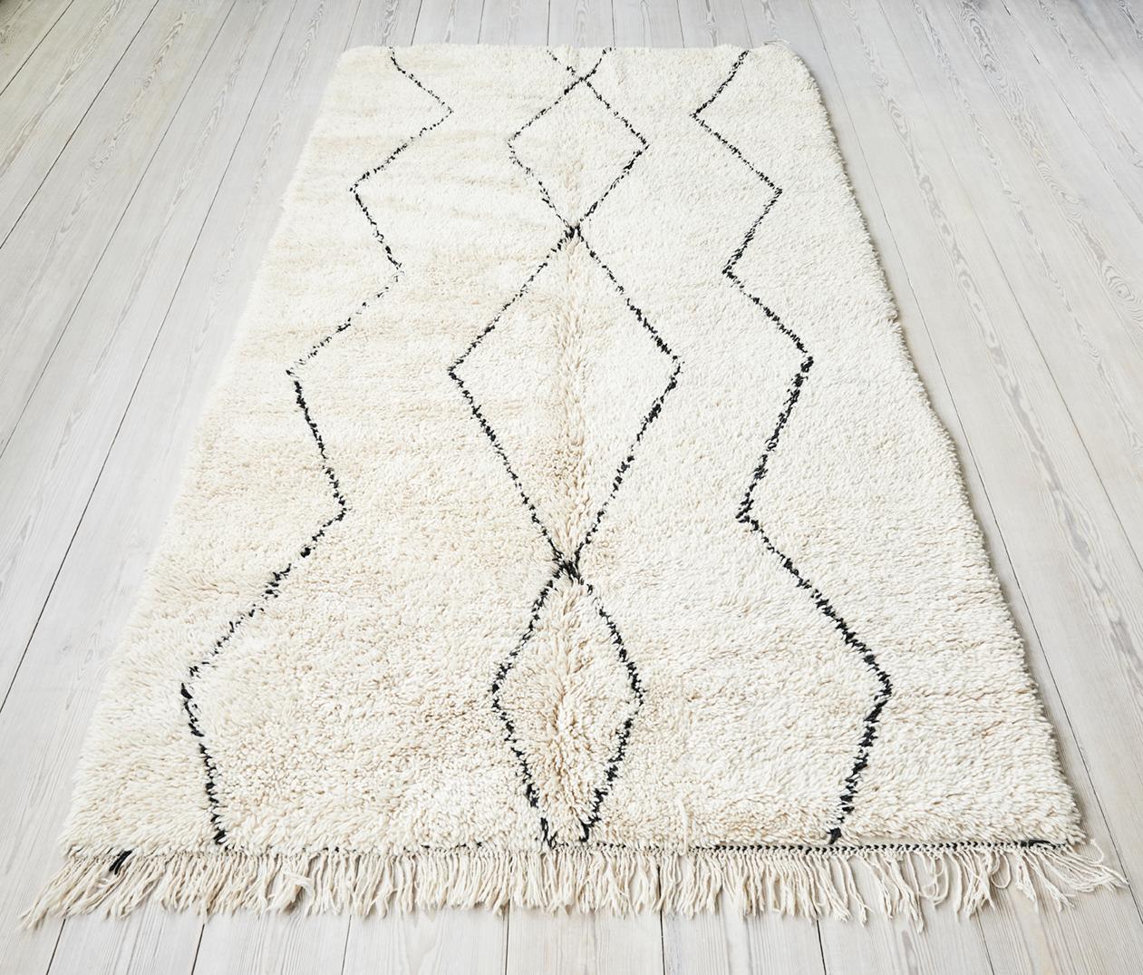 Beautiful large black and white vintage Beni Ouarain rug from Morocco.