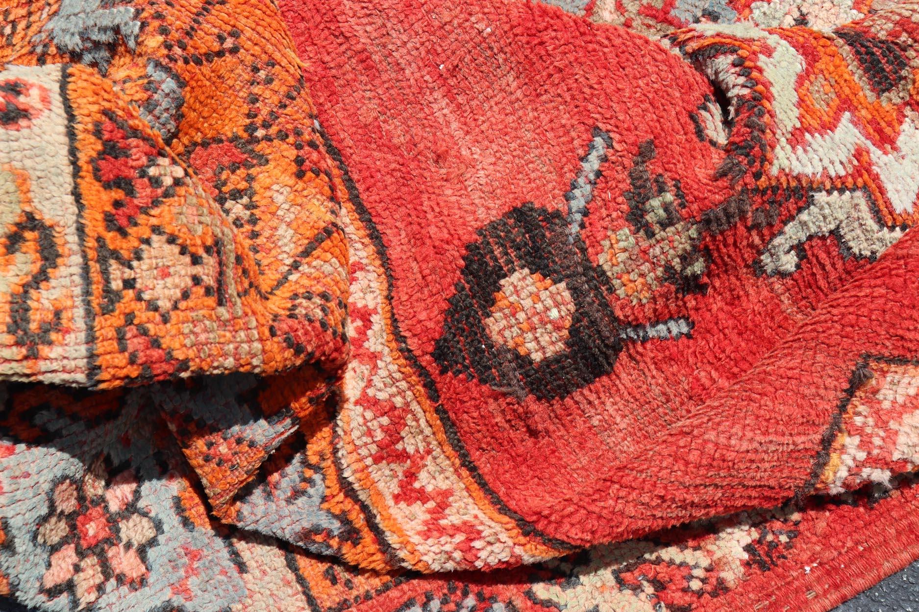 Grande tappeto marocchino d'epoca (a) Gallery con disegno tribale in rosso, arancione  6'4 x 15'8 in vendita 2
