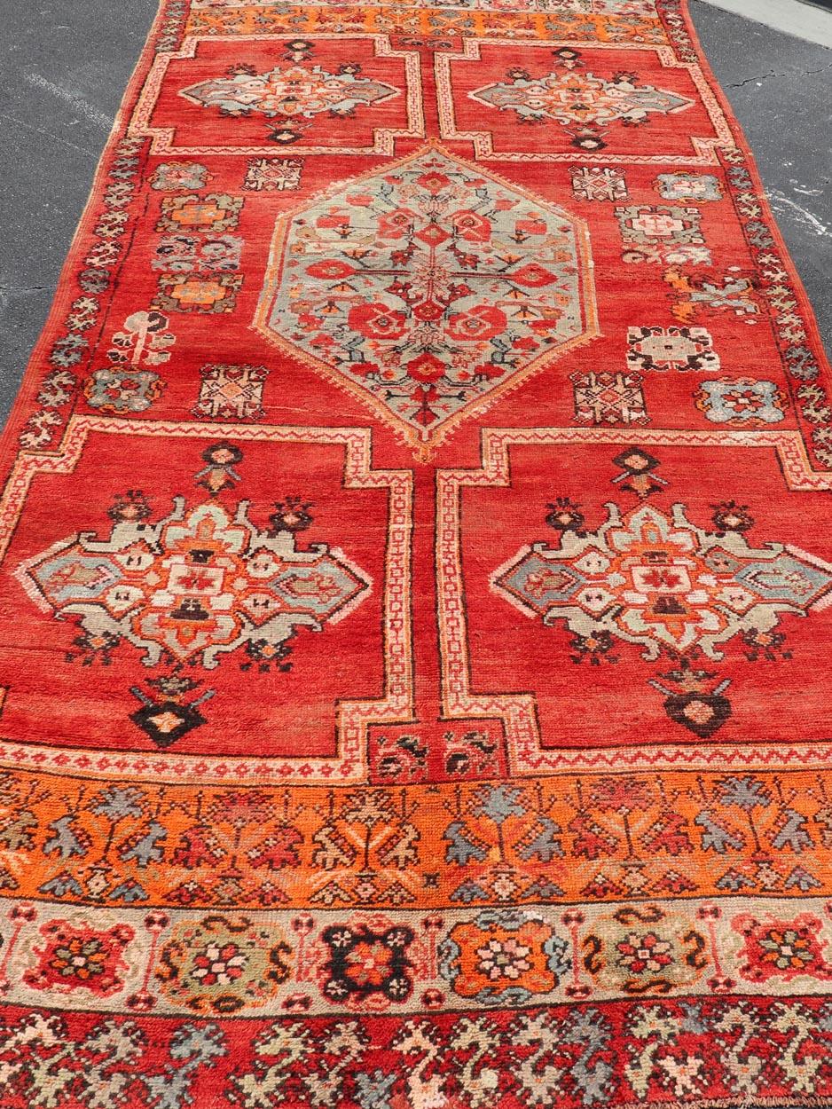 Grande tappeto marocchino d'epoca (a) Gallery con disegno tribale in rosso, arancione  6'4 x 15'8 in vendita 3