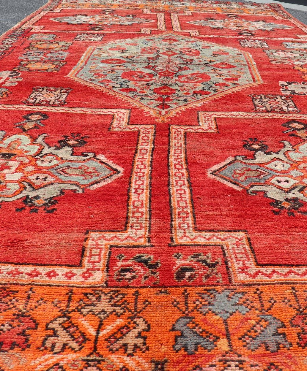 Grande tappeto marocchino d'epoca (a) Gallery con disegno tribale in rosso, arancione  6'4 x 15'8 in vendita 4