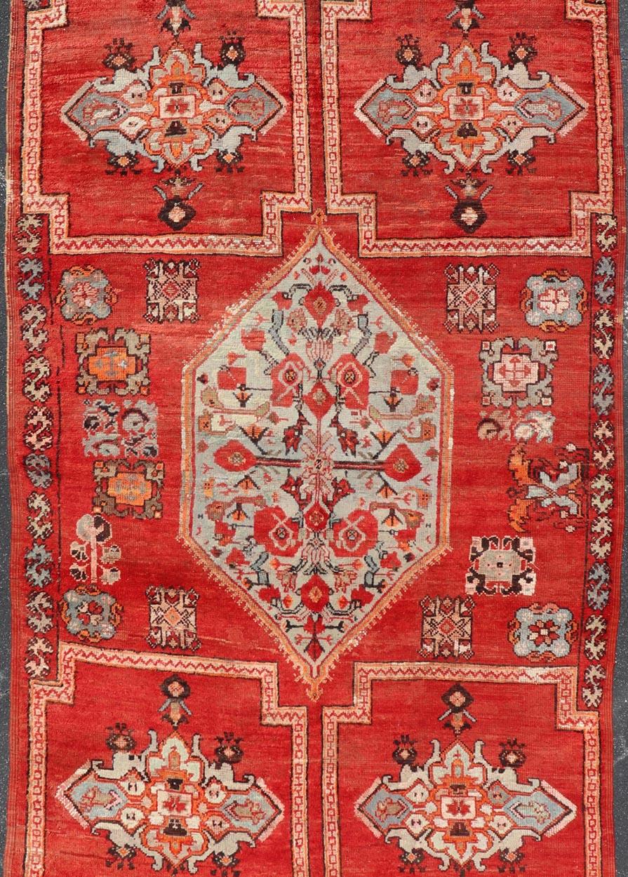 Tappeto marocchino grande Gallery Runner, 13-0905, Paese d'origine/tipo: Marocco / Tribale, circa metà del XX secolo.

Misure: 6'4 x 15'8.

Questo splendido tappeto marocchino vintage della metà del XX secolo presenta grandi medaglioni e una