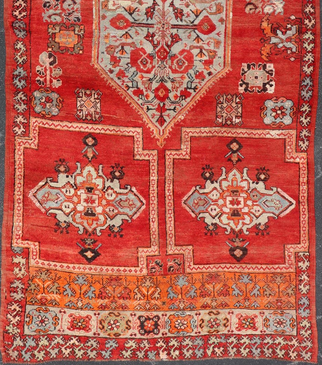 Tribale Grande tappeto marocchino d'epoca (a) Gallery con disegno tribale in rosso, arancione  6'4 x 15'8 in vendita