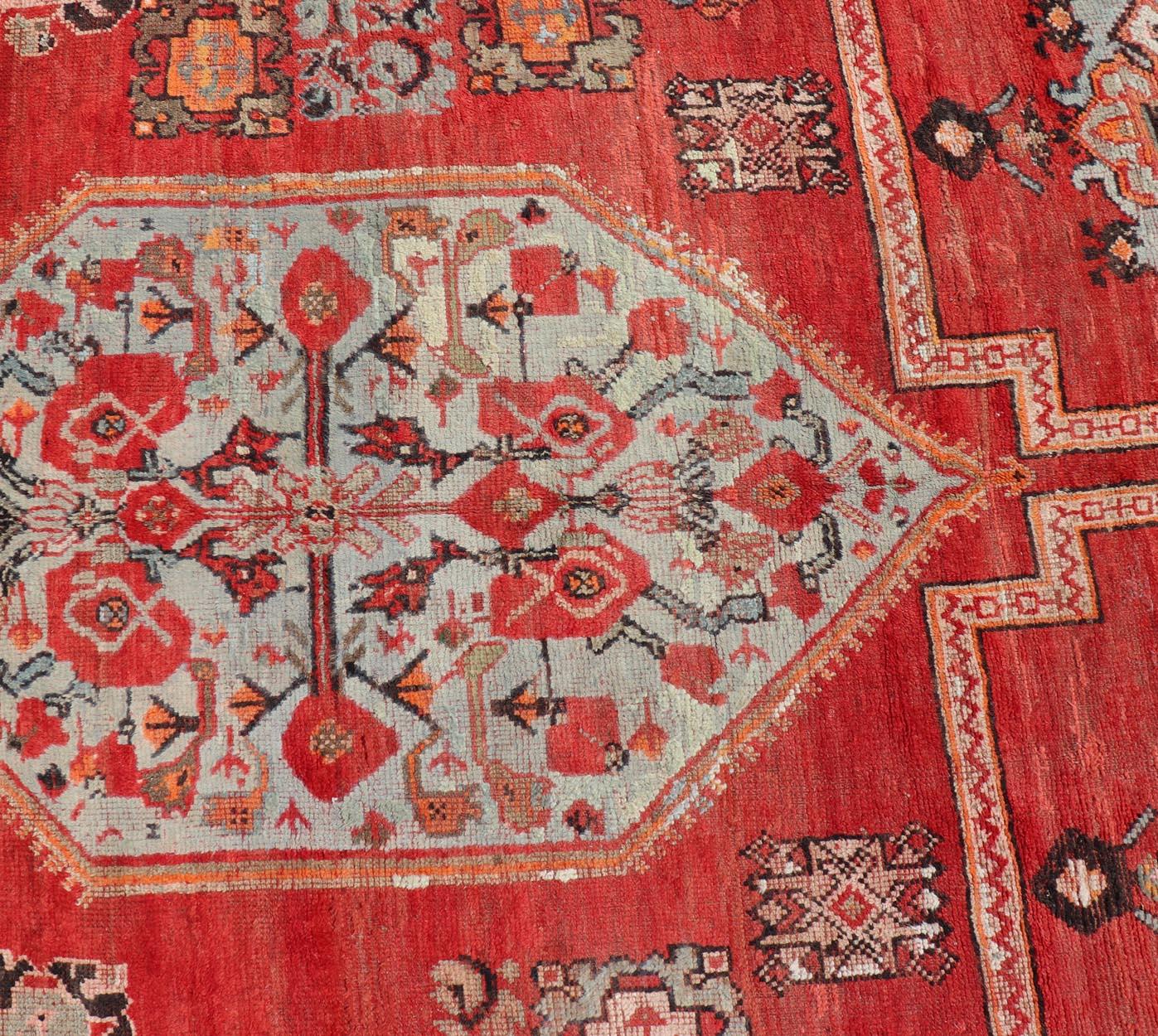 Annodato a mano Grande tappeto marocchino d'epoca (a) Gallery con disegno tribale in rosso, arancione  6'4 x 15'8 in vendita